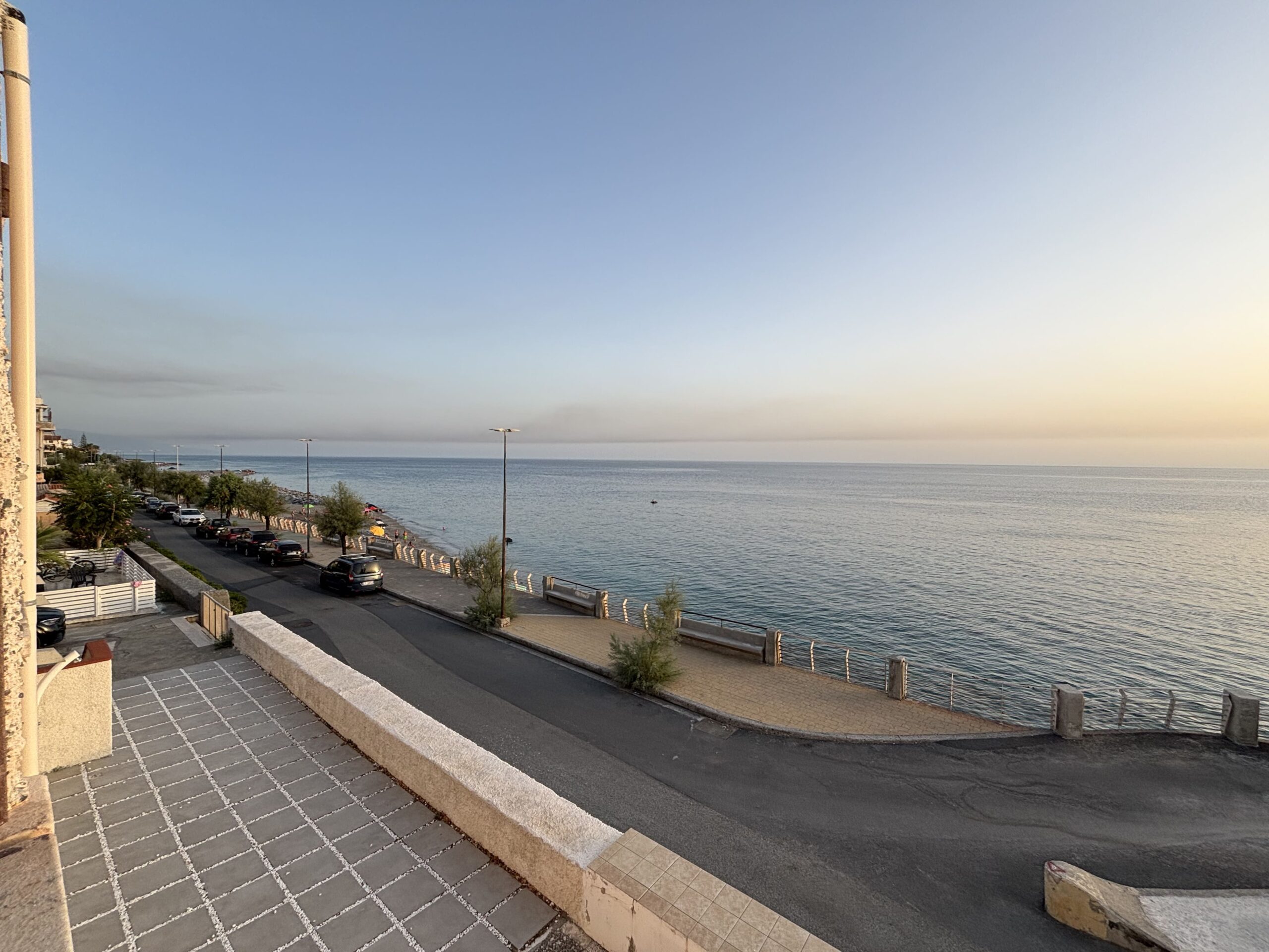 Italian-style flat in Acquappesa Marina with sea views.
