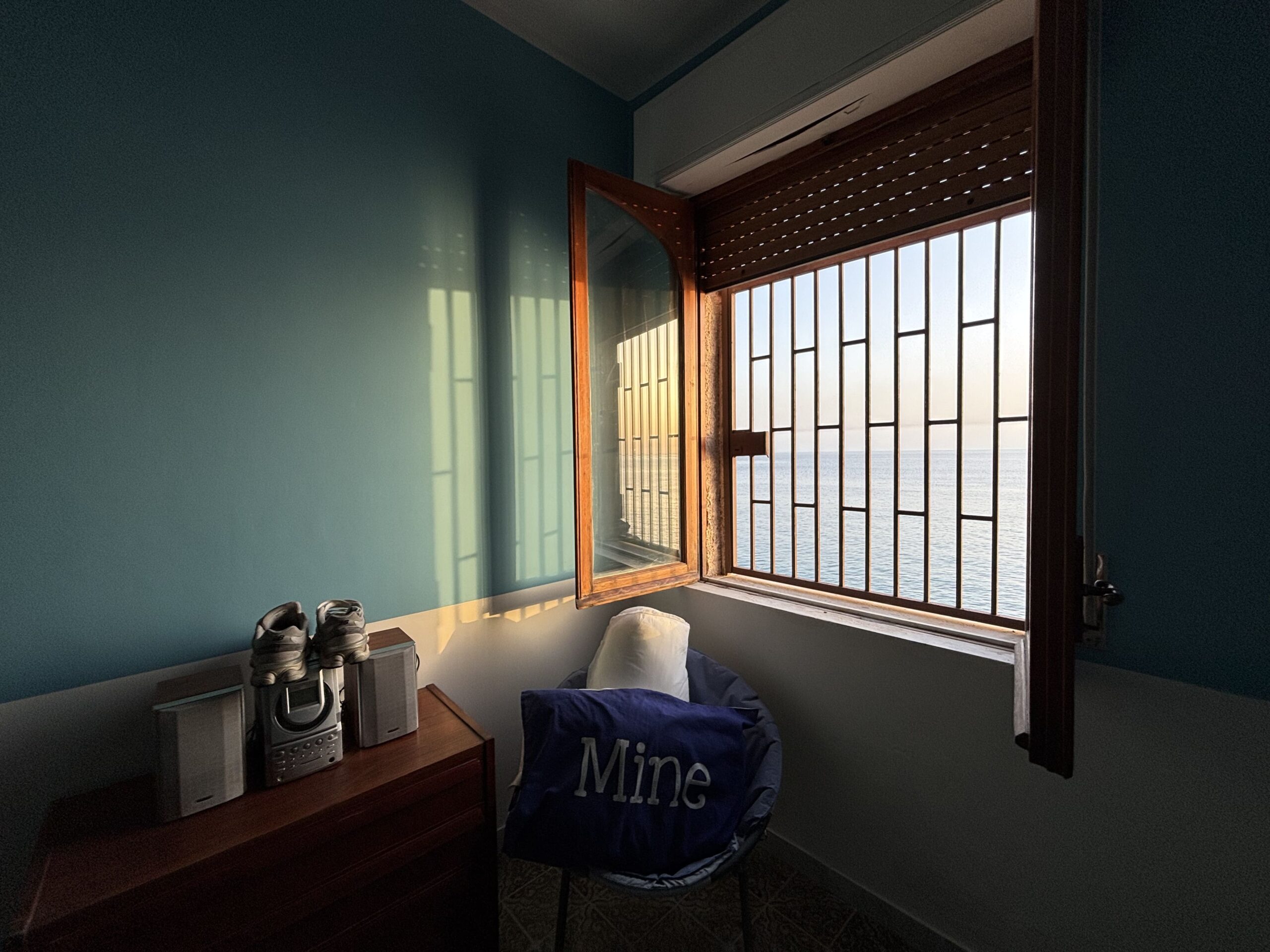 Italian-style flat in Acquappesa Marina with sea views.