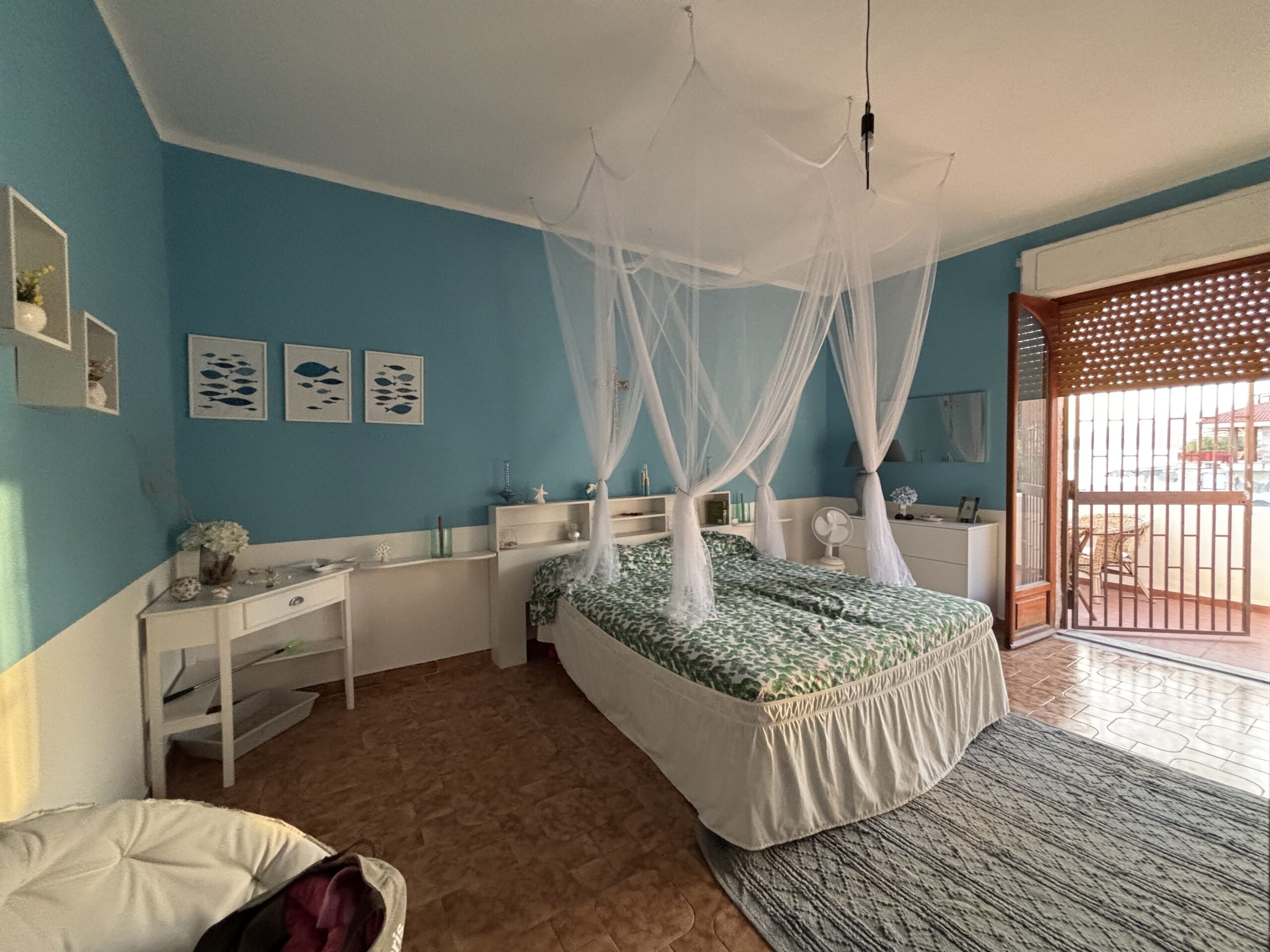 Italian-style flat in Acquappesa Marina with sea views.