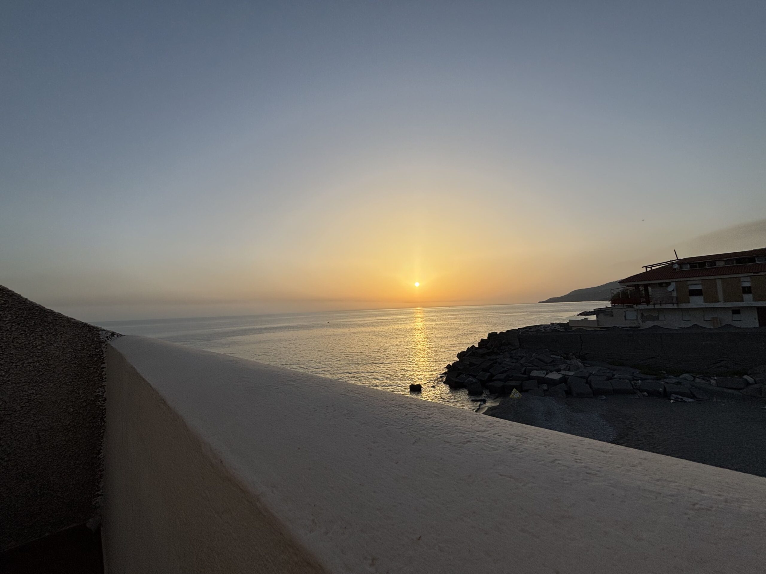 Italian-style flat in Acquappesa Marina with sea views.