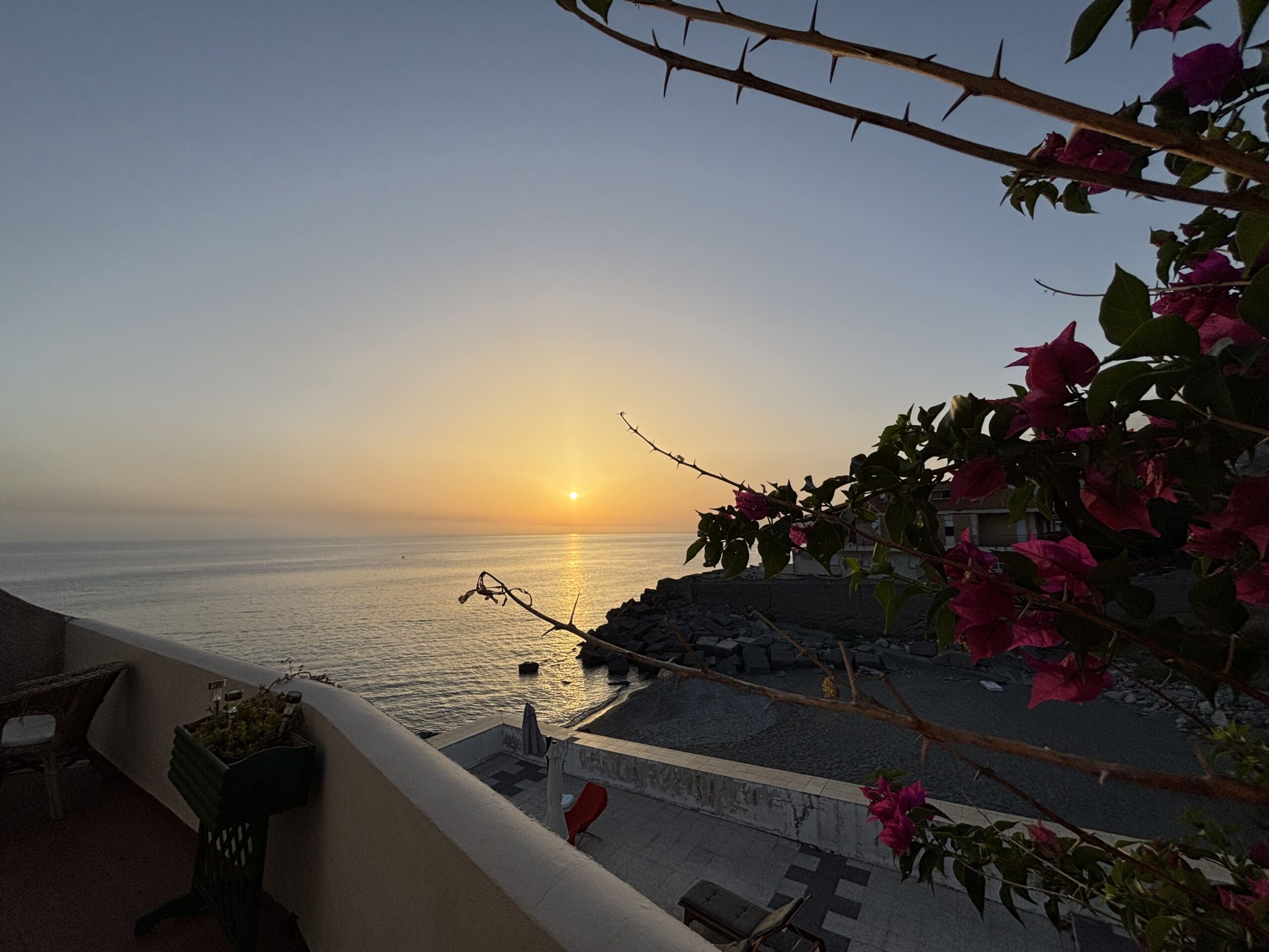 Italian-style flat in Acquappesa Marina with sea views.