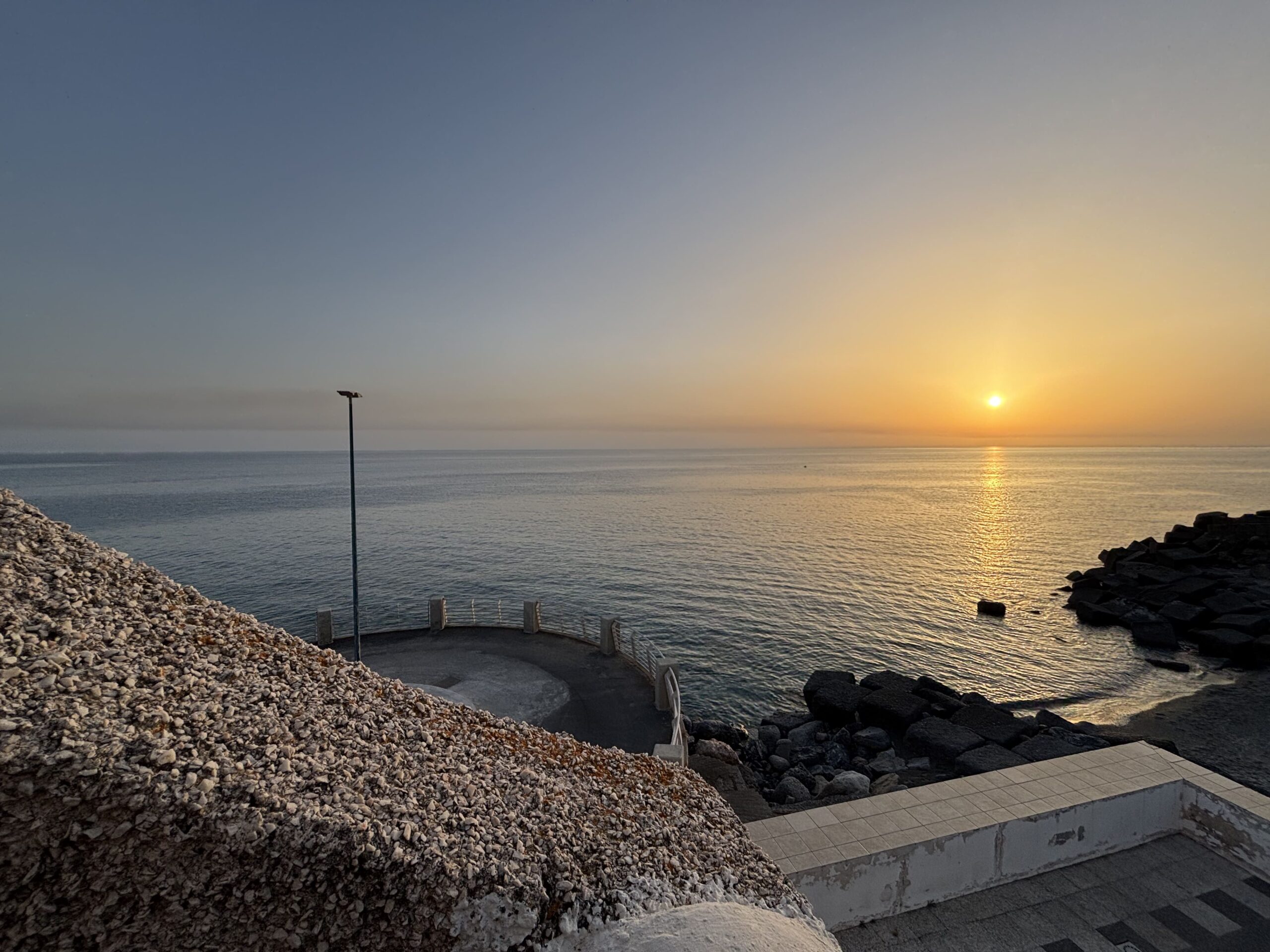 Italian-style flat in Acquappesa Marina with sea views.