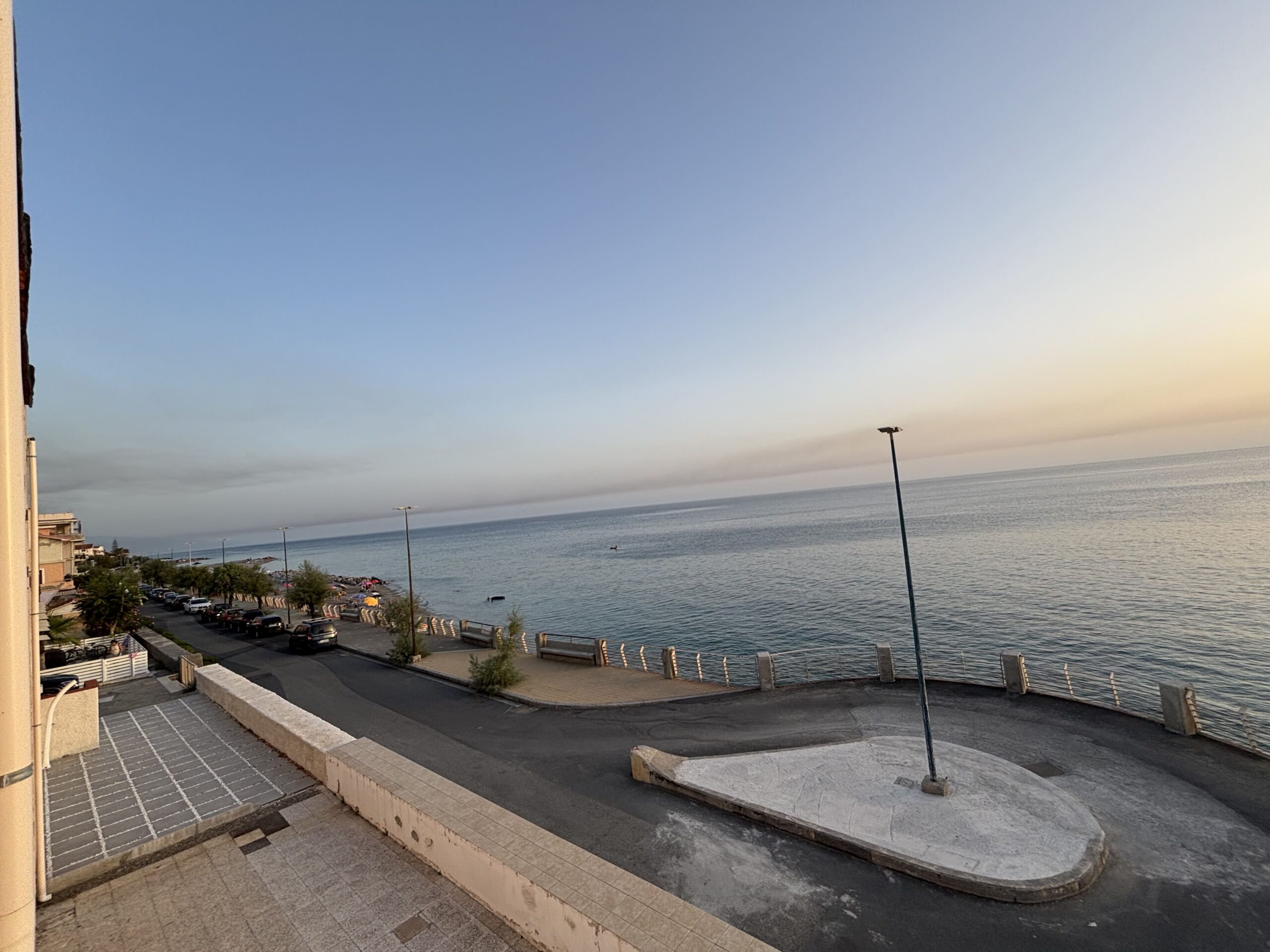 Italian-style flat in Acquappesa Marina with sea views.