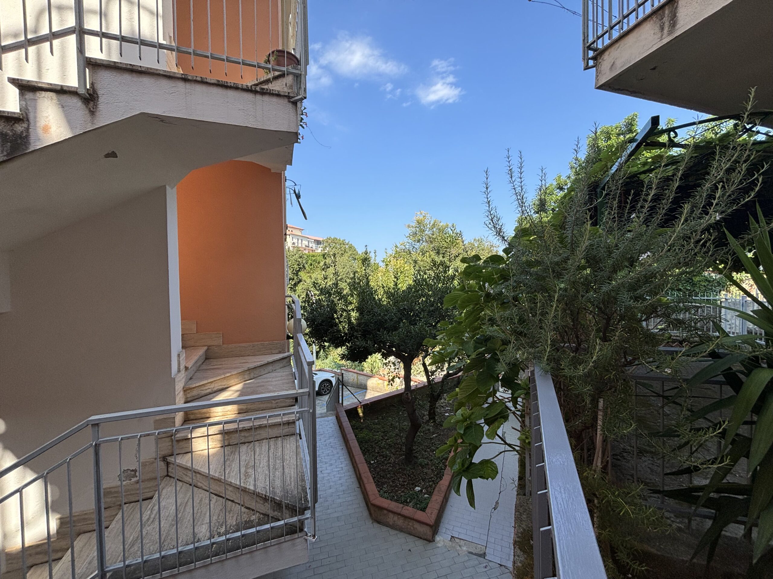 San Nicola Arcella - appartamento al piano terra con giardino, garage e posto auto.