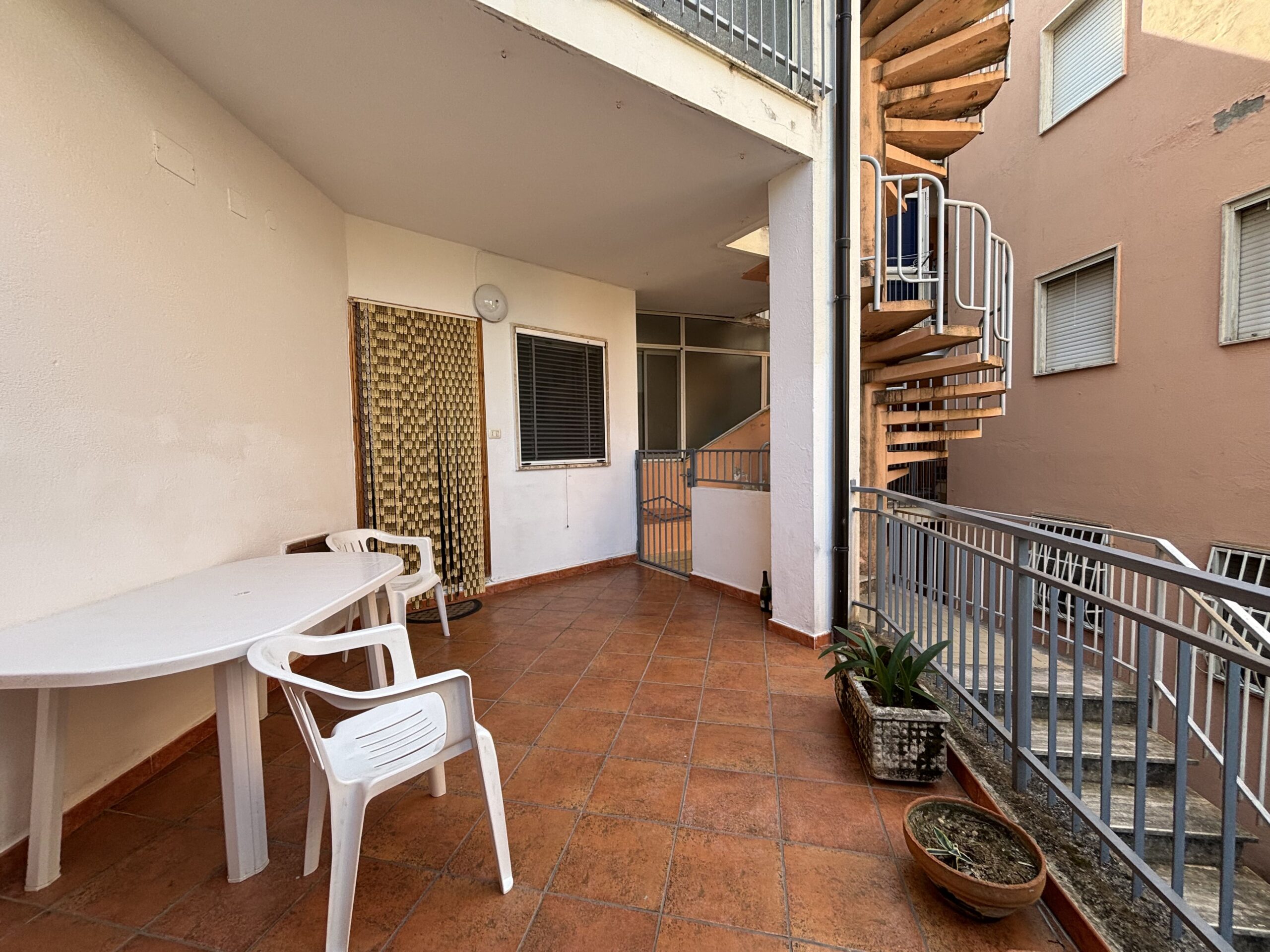 San Nicola Arcella - appartamento al piano terra con giardino, garage e posto auto.