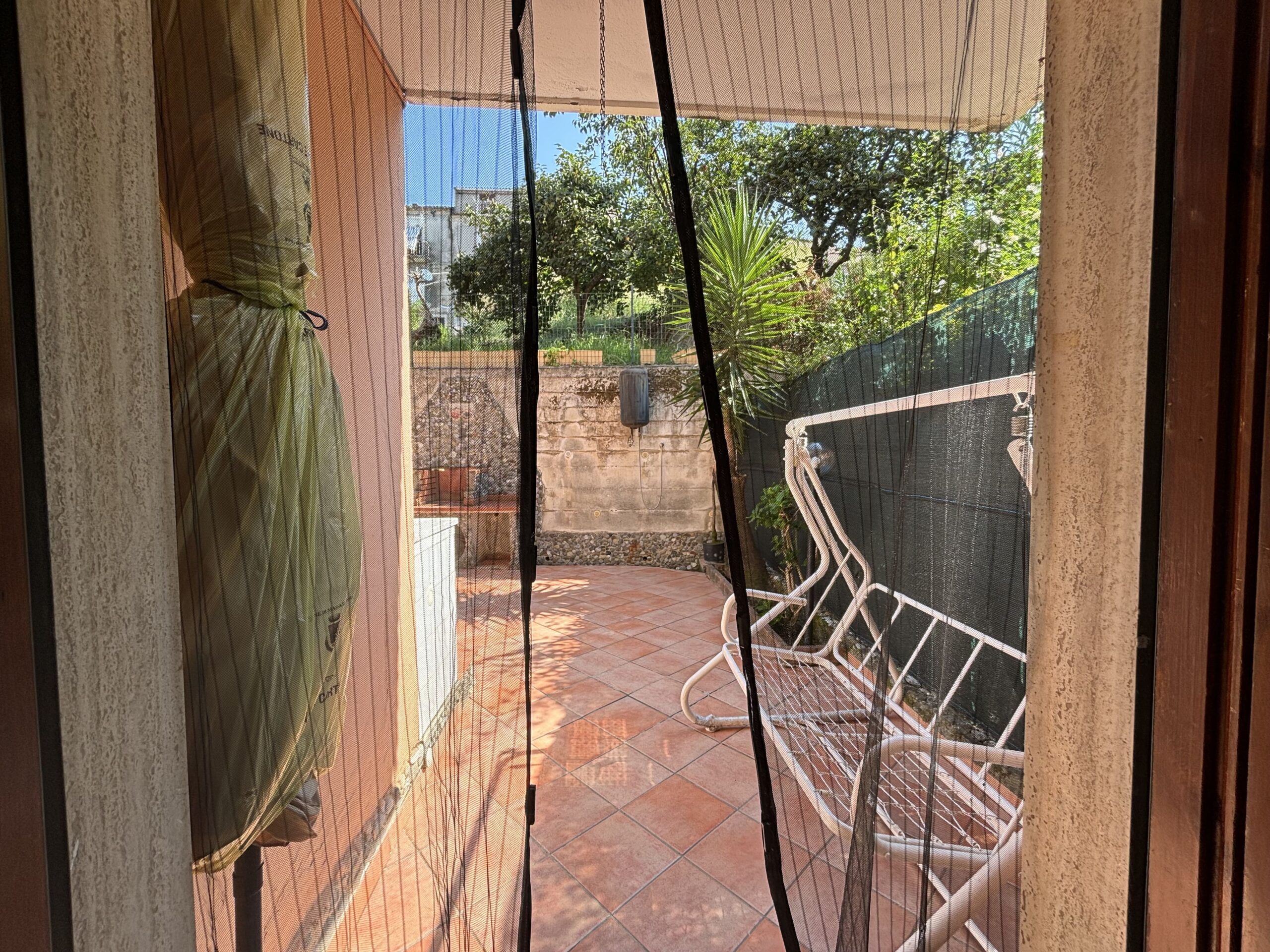 San Nicola Arcella - appartamento al piano terra con giardino, garage e posto auto.