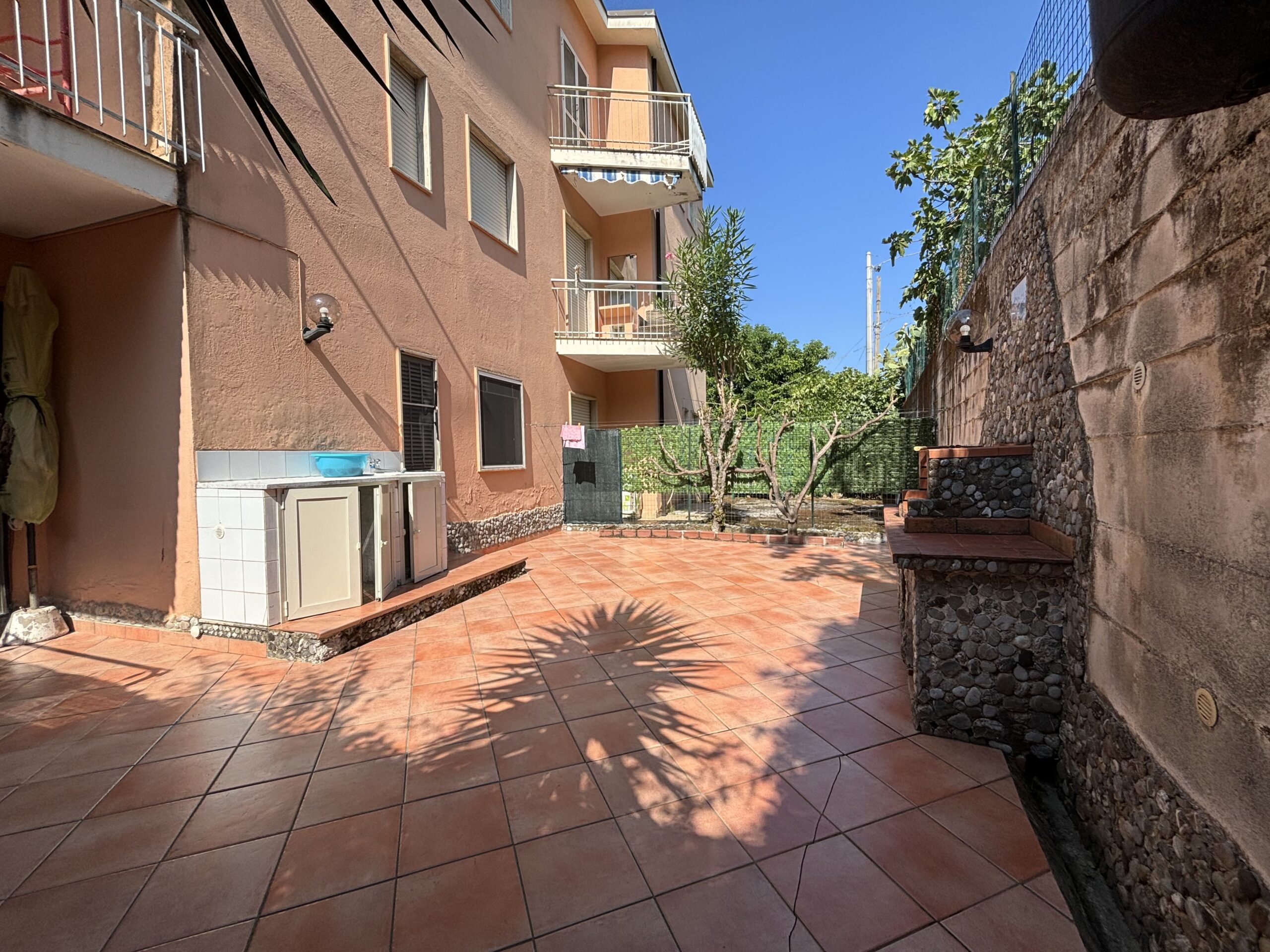 San Nicola Arcella - appartamento al piano terra con giardino, garage e posto auto.