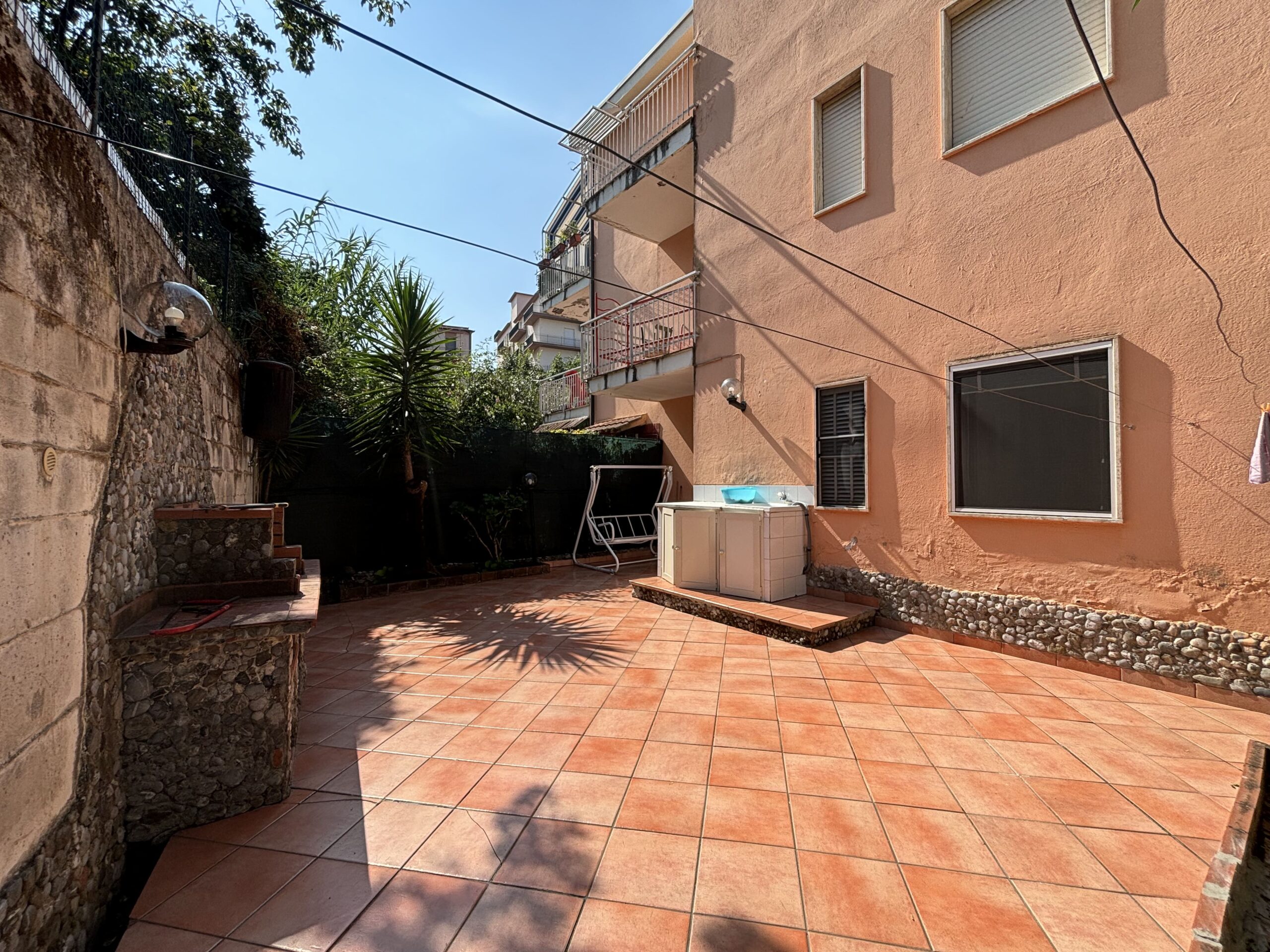 San Nicola Arcella - appartamento al piano terra con giardino, garage e posto auto.