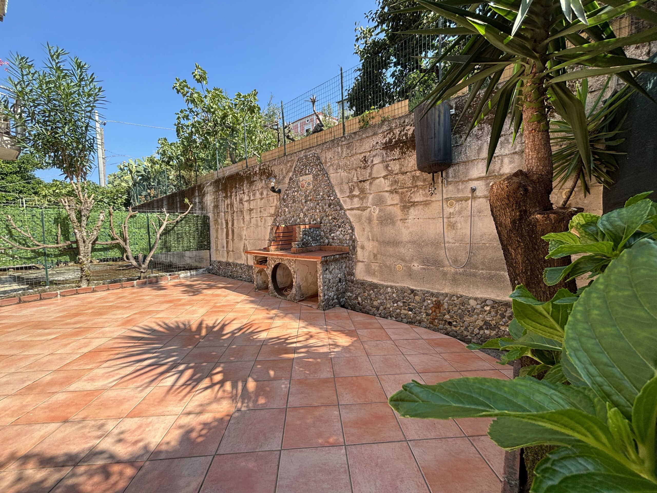 San Nicola Arcella - appartamento al piano terra con giardino, garage e posto auto.