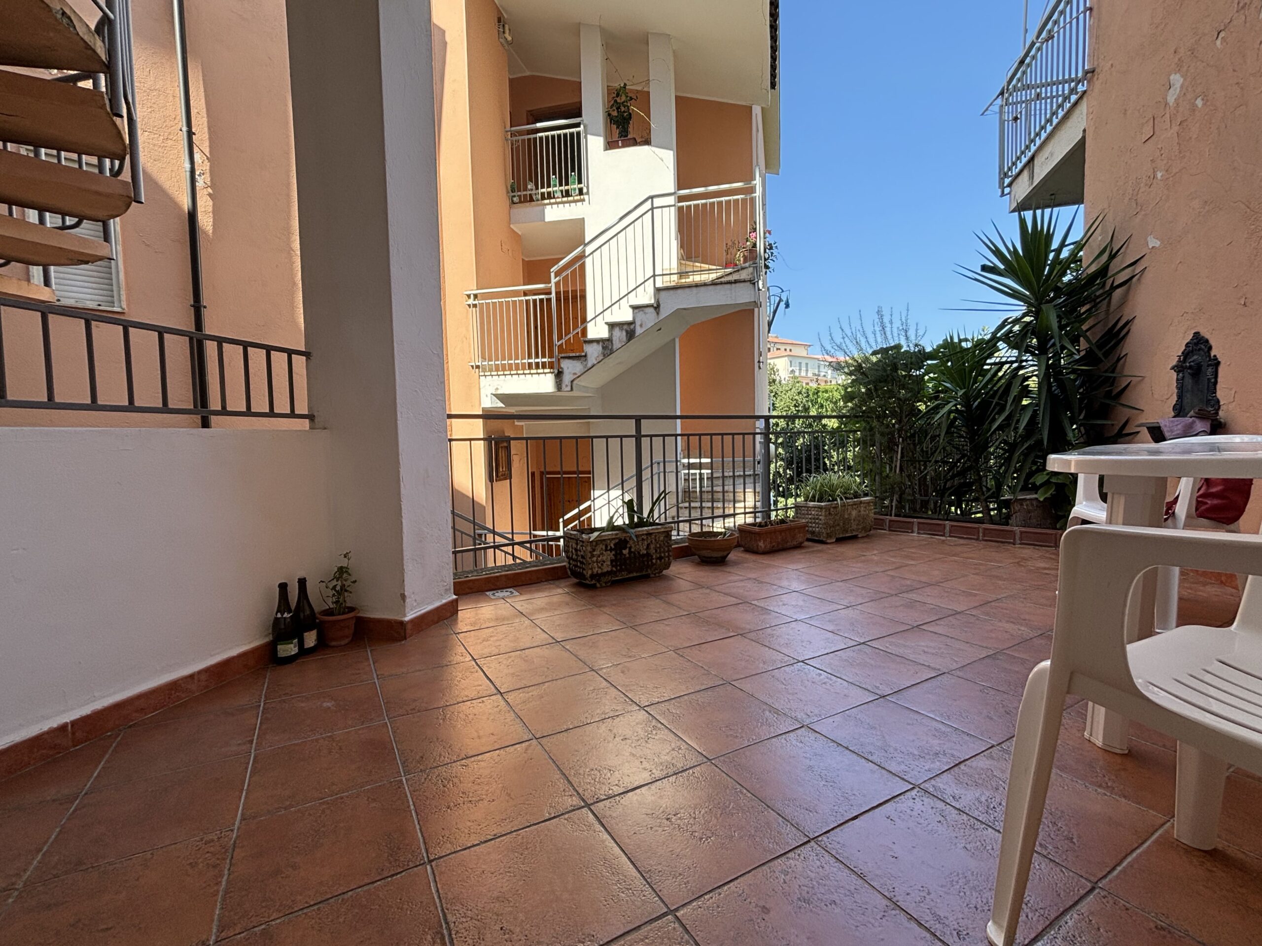 San Nicola Arcella - appartamento al piano terra con giardino, garage e posto auto.