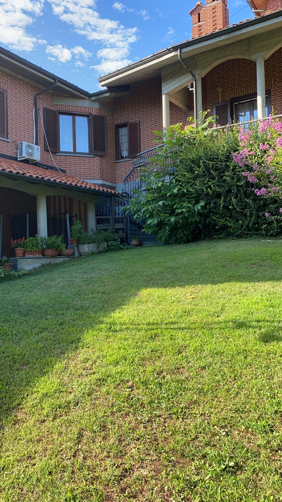 Residence con giardino, garage e piscina a Castelletto Monferatto.