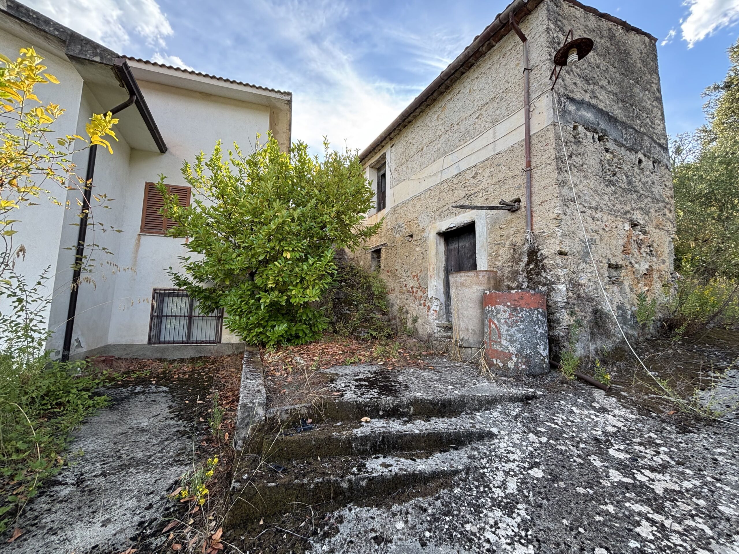 A plot of land with house and outbuildings with great potential in San Donato di Ninea.