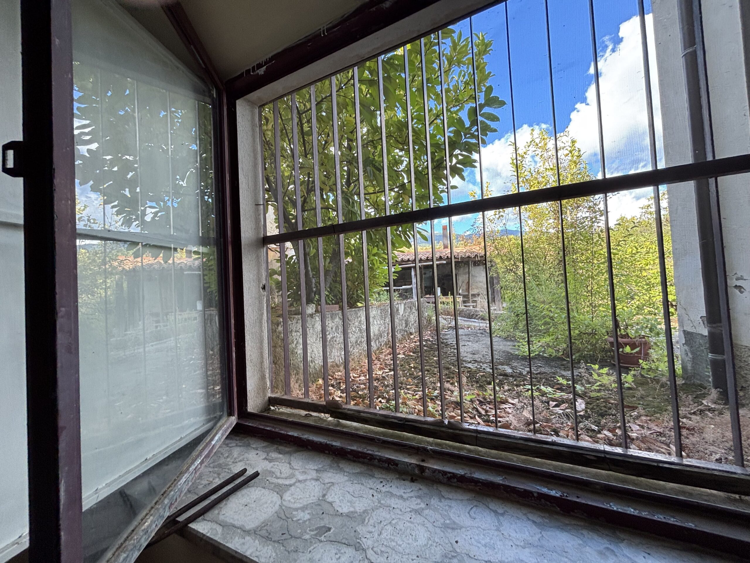 A plot of land with house and outbuildings with great potential in San Donato di Ninea.