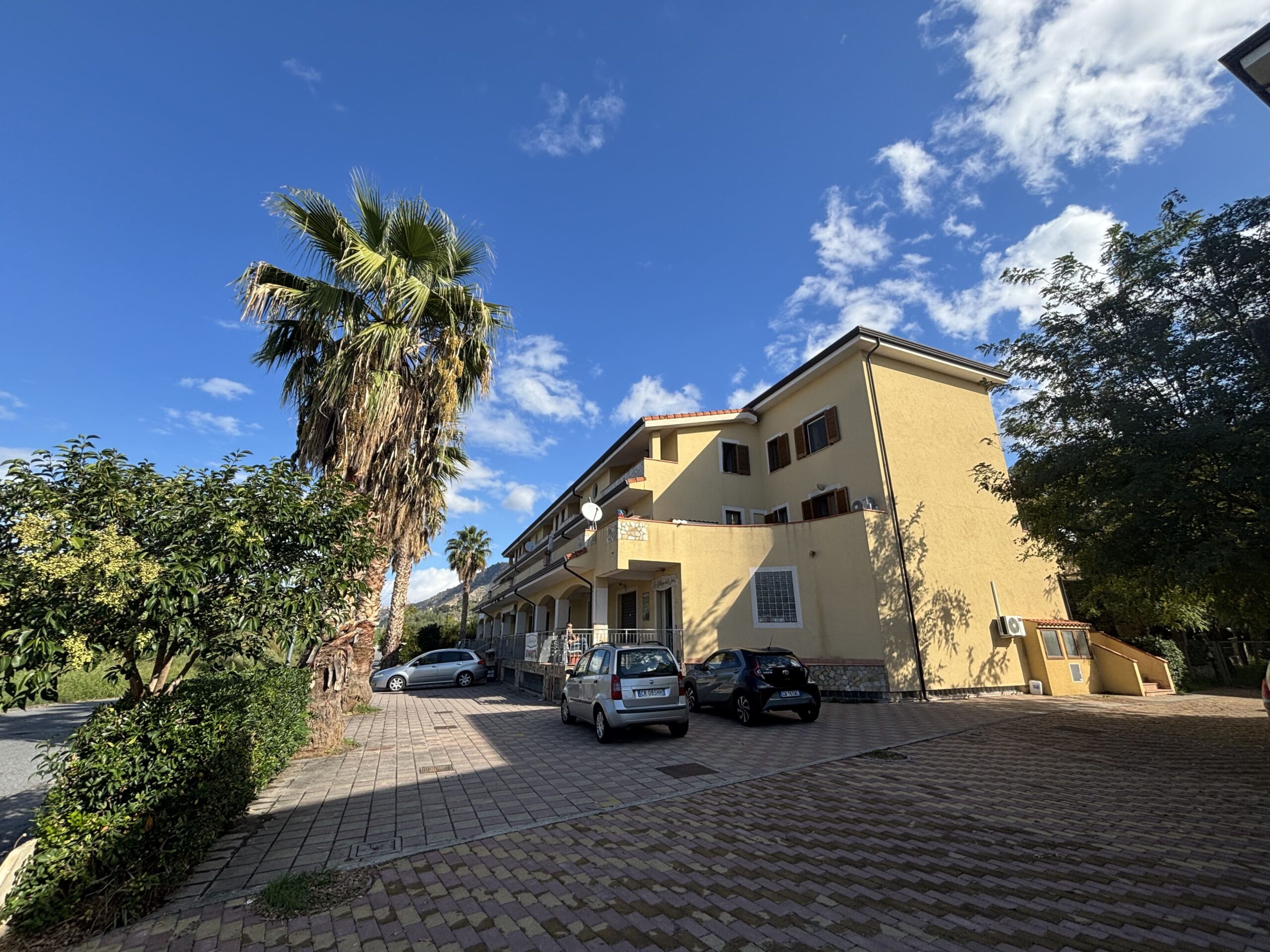 High ground flat in Longobardi.