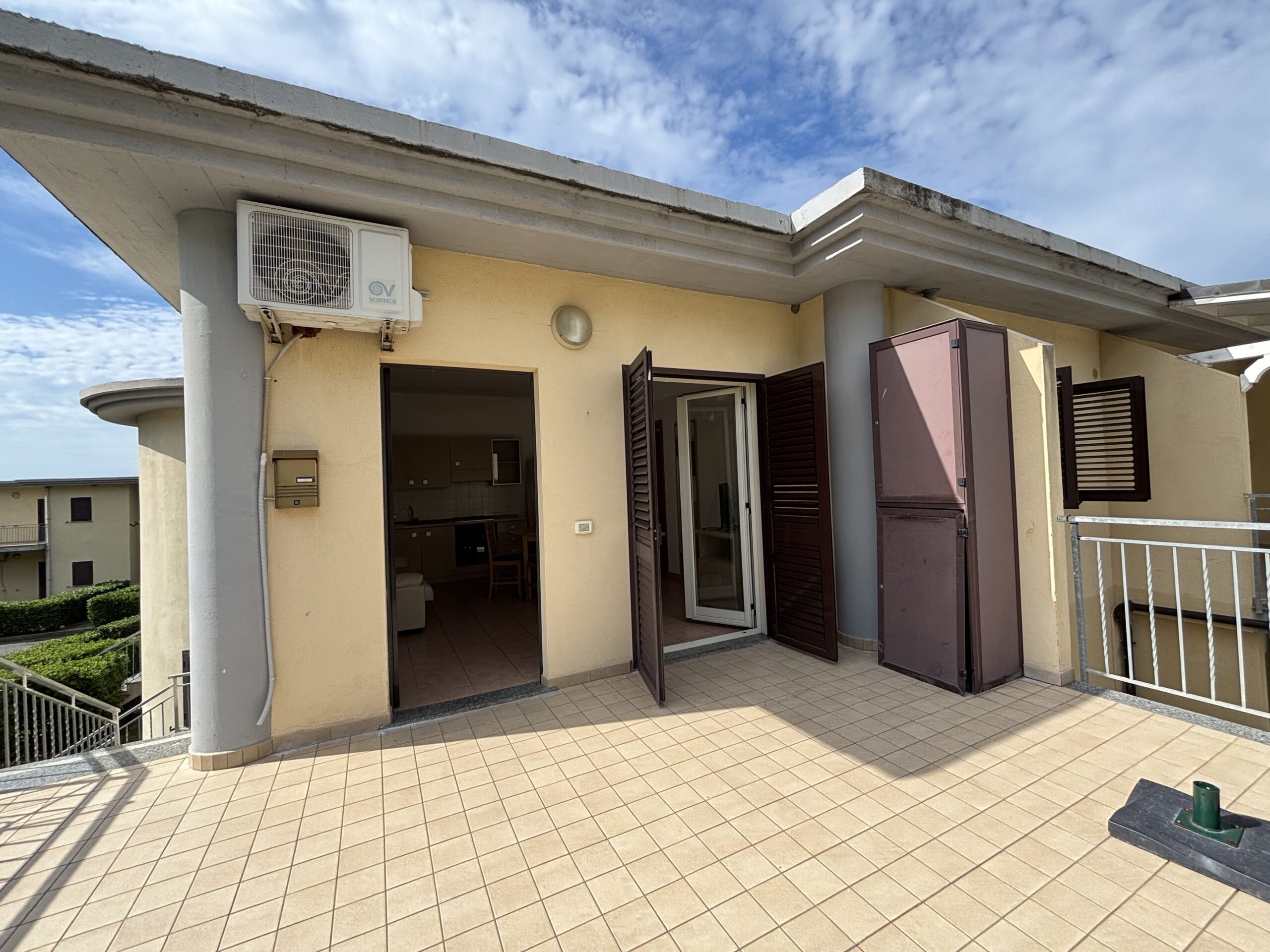 San Lucido - flat by the sea, on a gated estate with swimming pool.