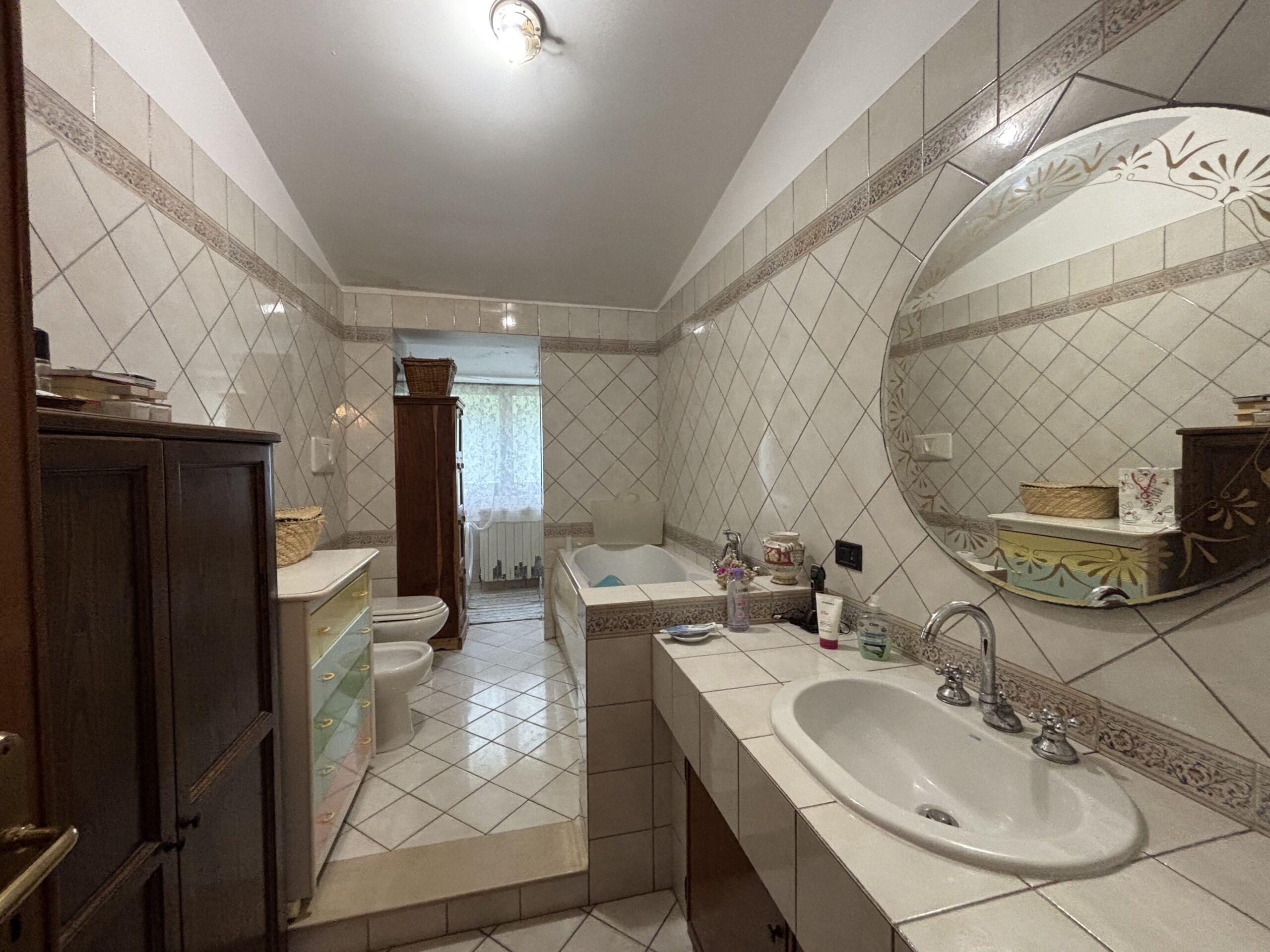 Three-storey house with garage in Santa Rosalia (Acquappesa).