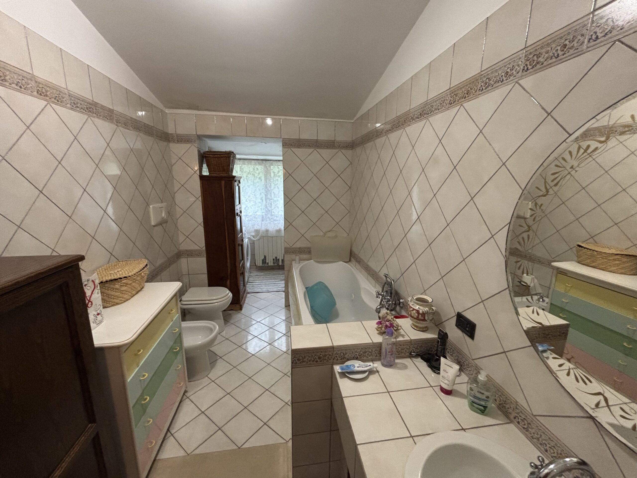 Three-storey house with garage in Santa Rosalia (Acquappesa).