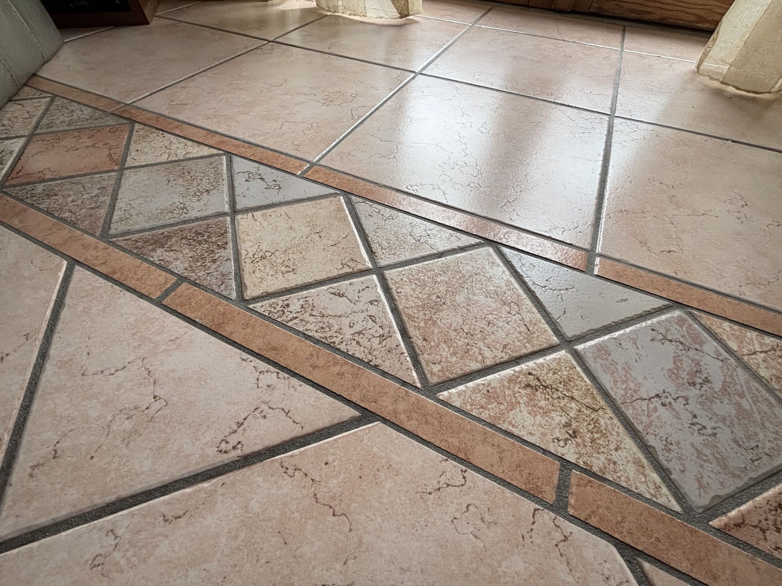 Three-storey house with garage in Santa Rosalia (Acquappesa).