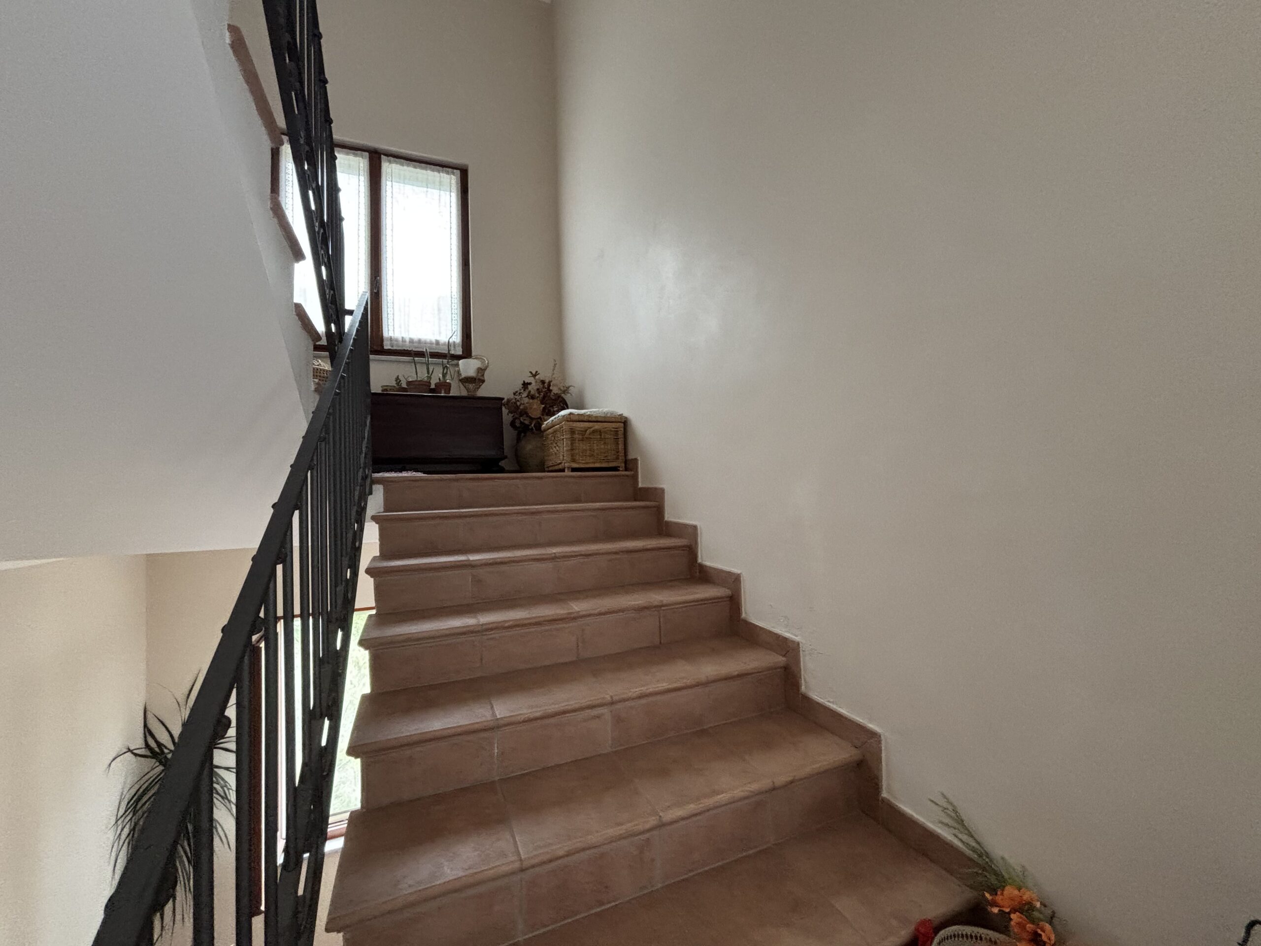 Three-storey house with garage in Santa Rosalia (Acquappesa).