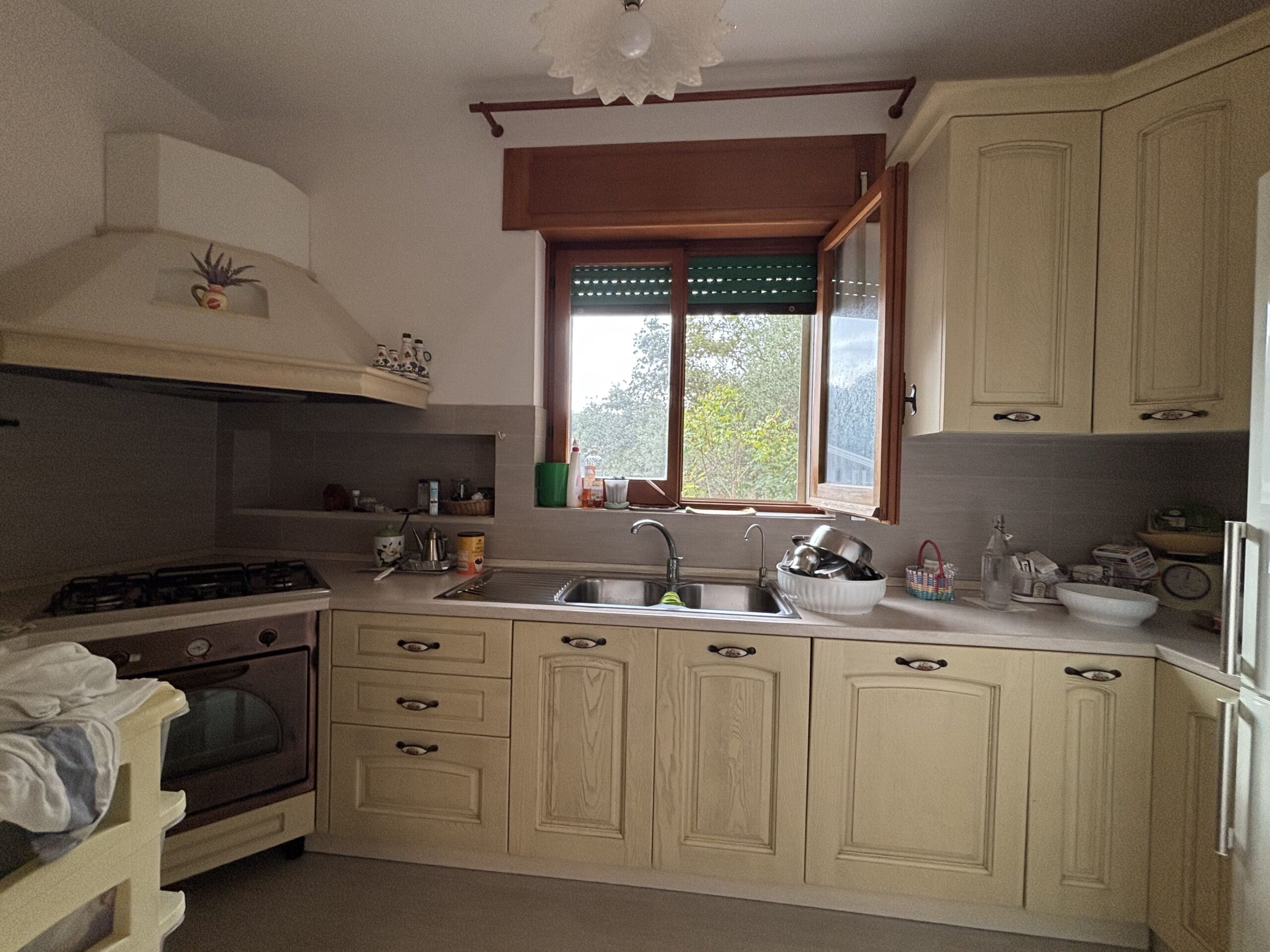 Three-storey house with garage in Santa Rosalia (Acquappesa).