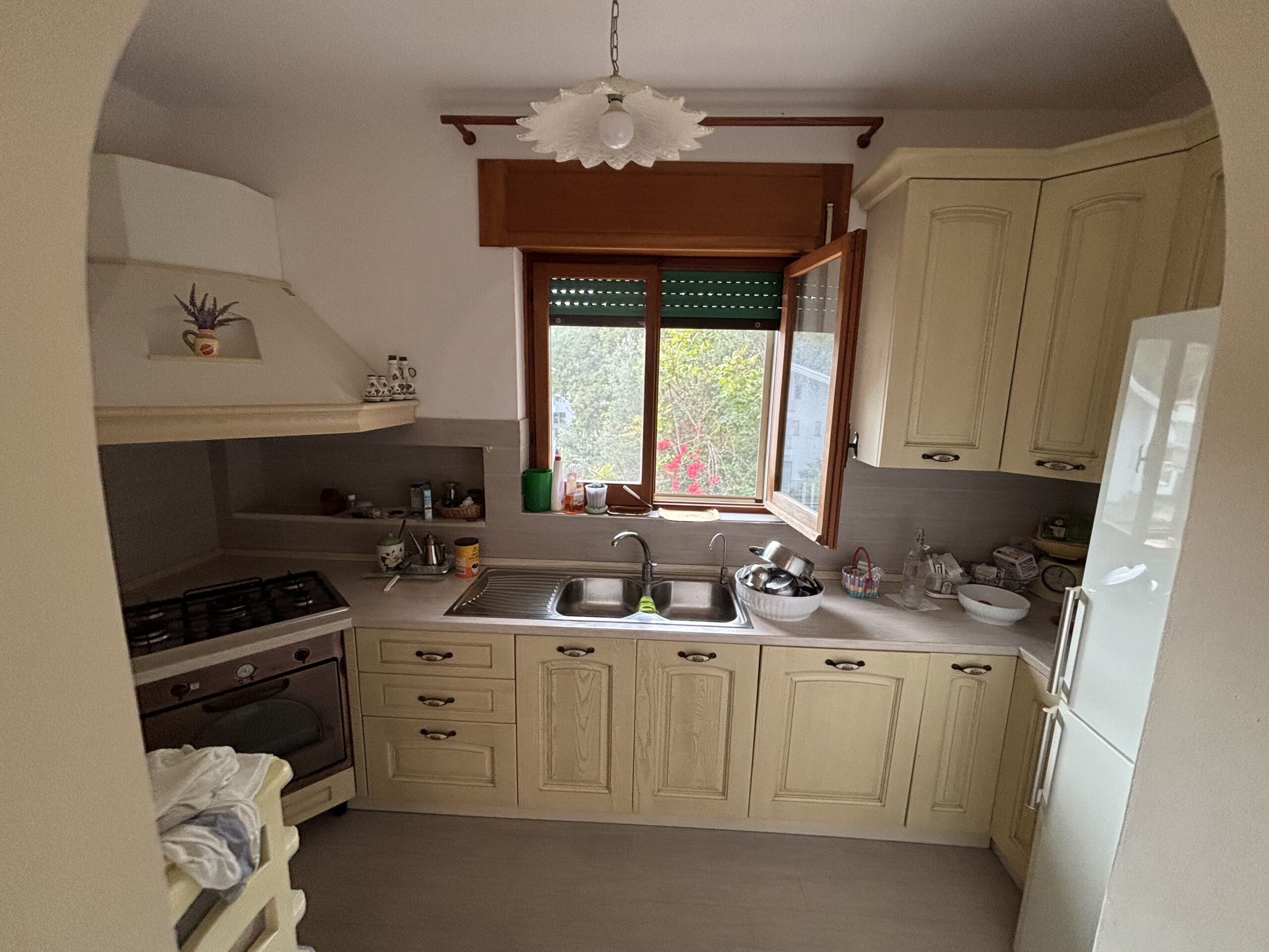 Three-storey house with garage in Santa Rosalia (Acquappesa).