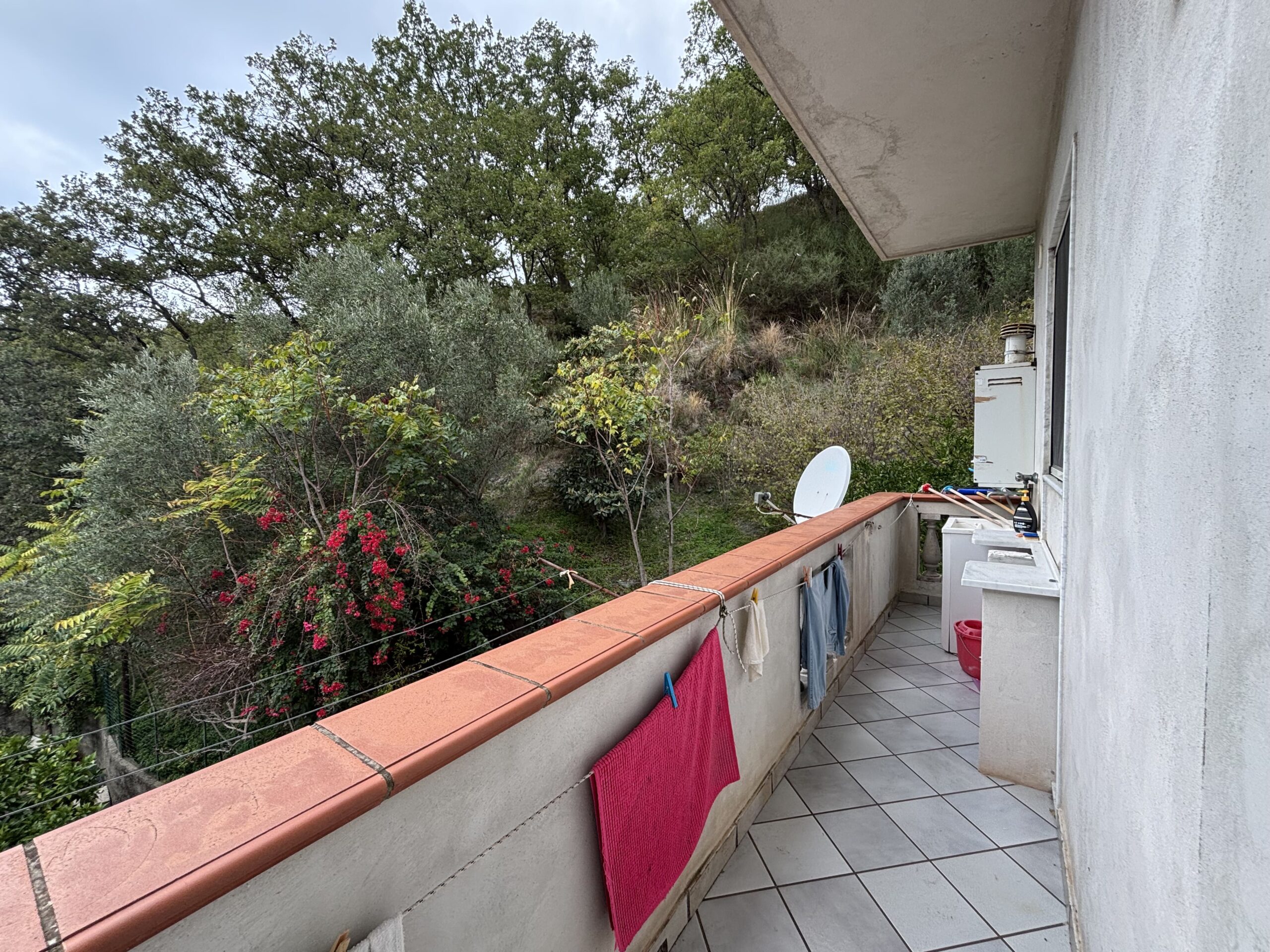 Three-storey house with garage in Santa Rosalia (Acquappesa).