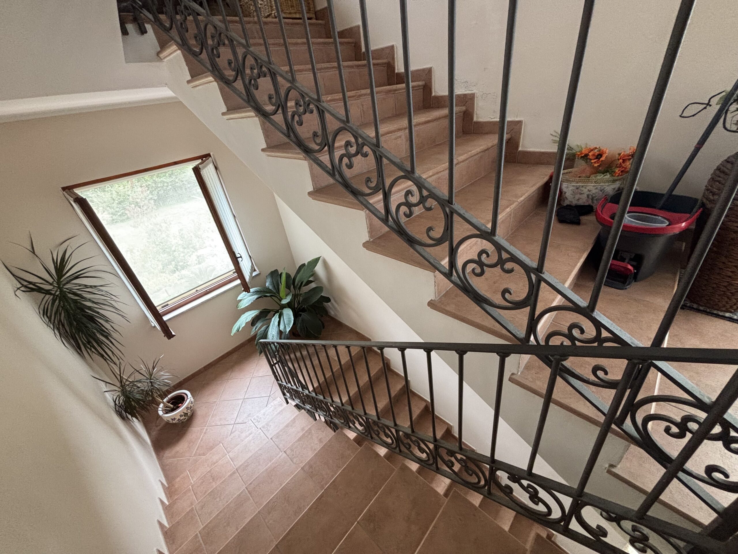 Three-storey house with garage in Santa Rosalia (Acquappesa).