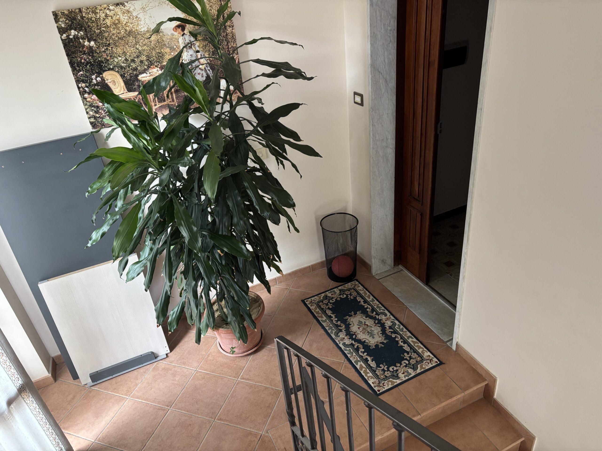 Three-storey house with garage in Santa Rosalia (Acquappesa).