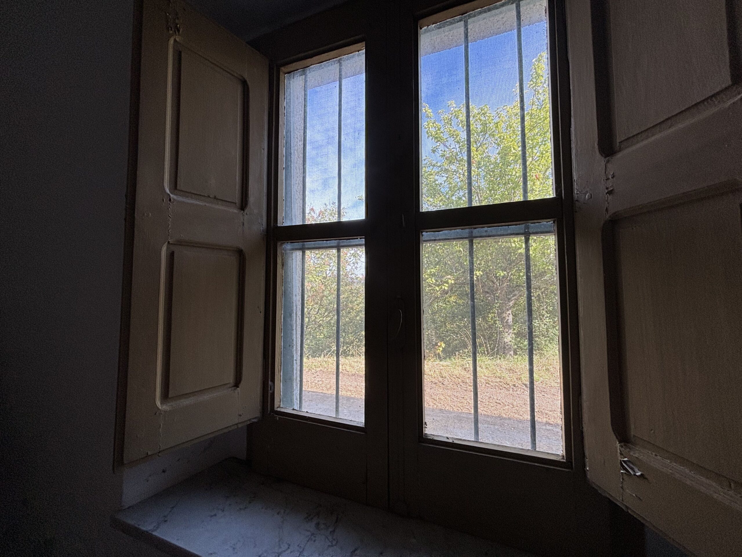 Nemoli-Roccazzo - house to renovate with large garden, surrounded by greenery.