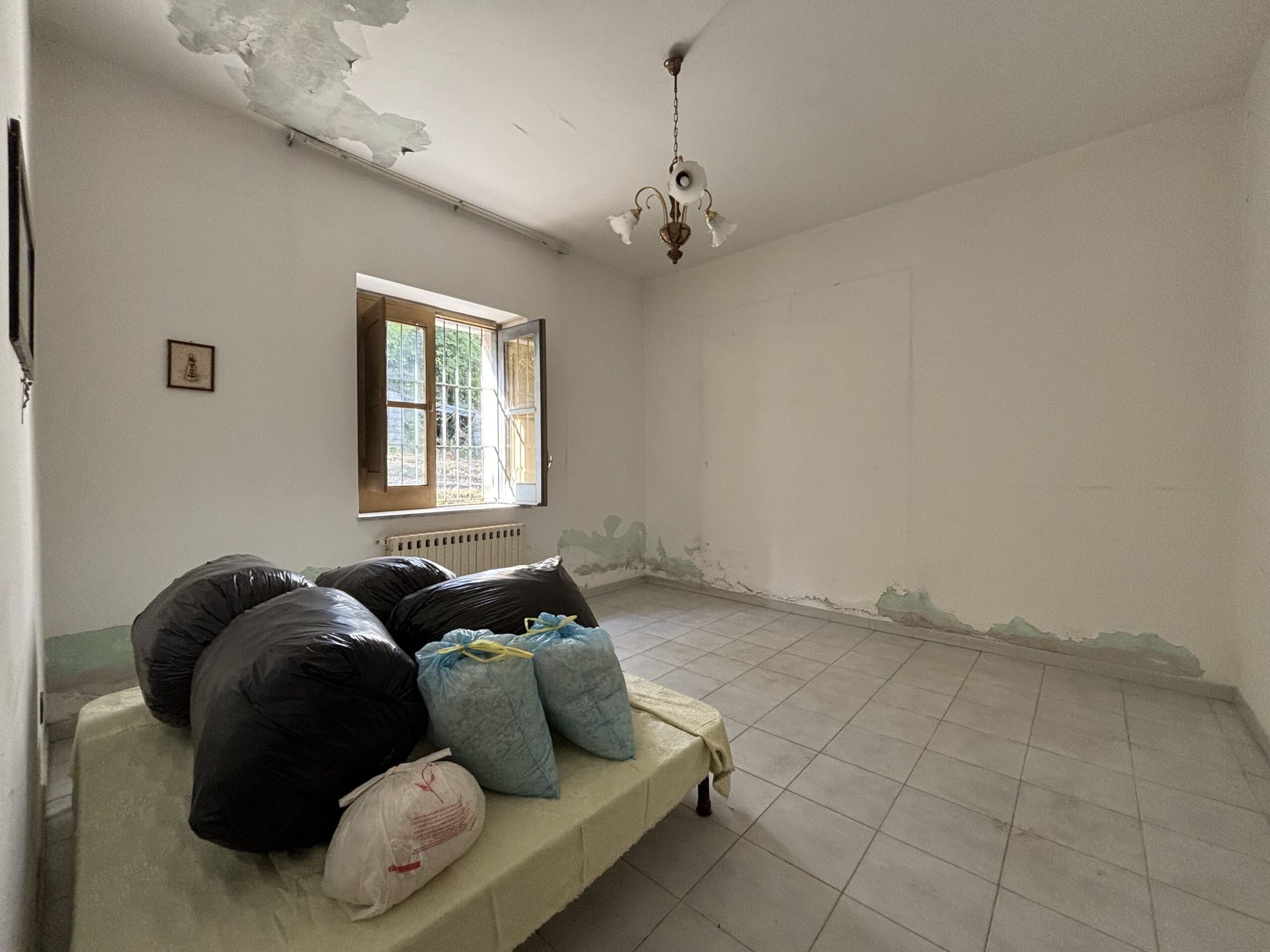 Nemoli-Roccazzo - house to renovate with large garden, surrounded by greenery.