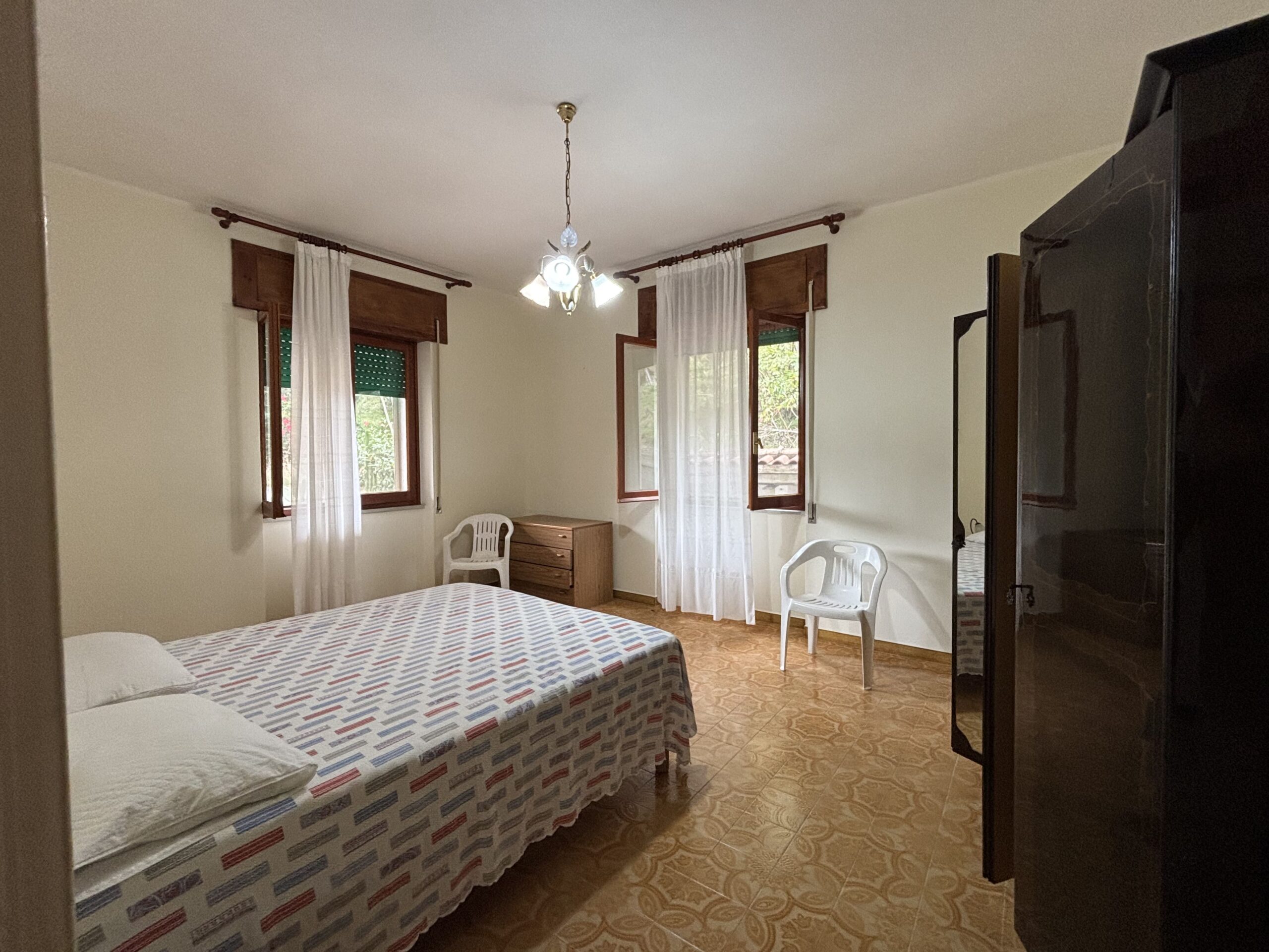 Three-storey house with garage in Santa Rosalia (Acquappesa).