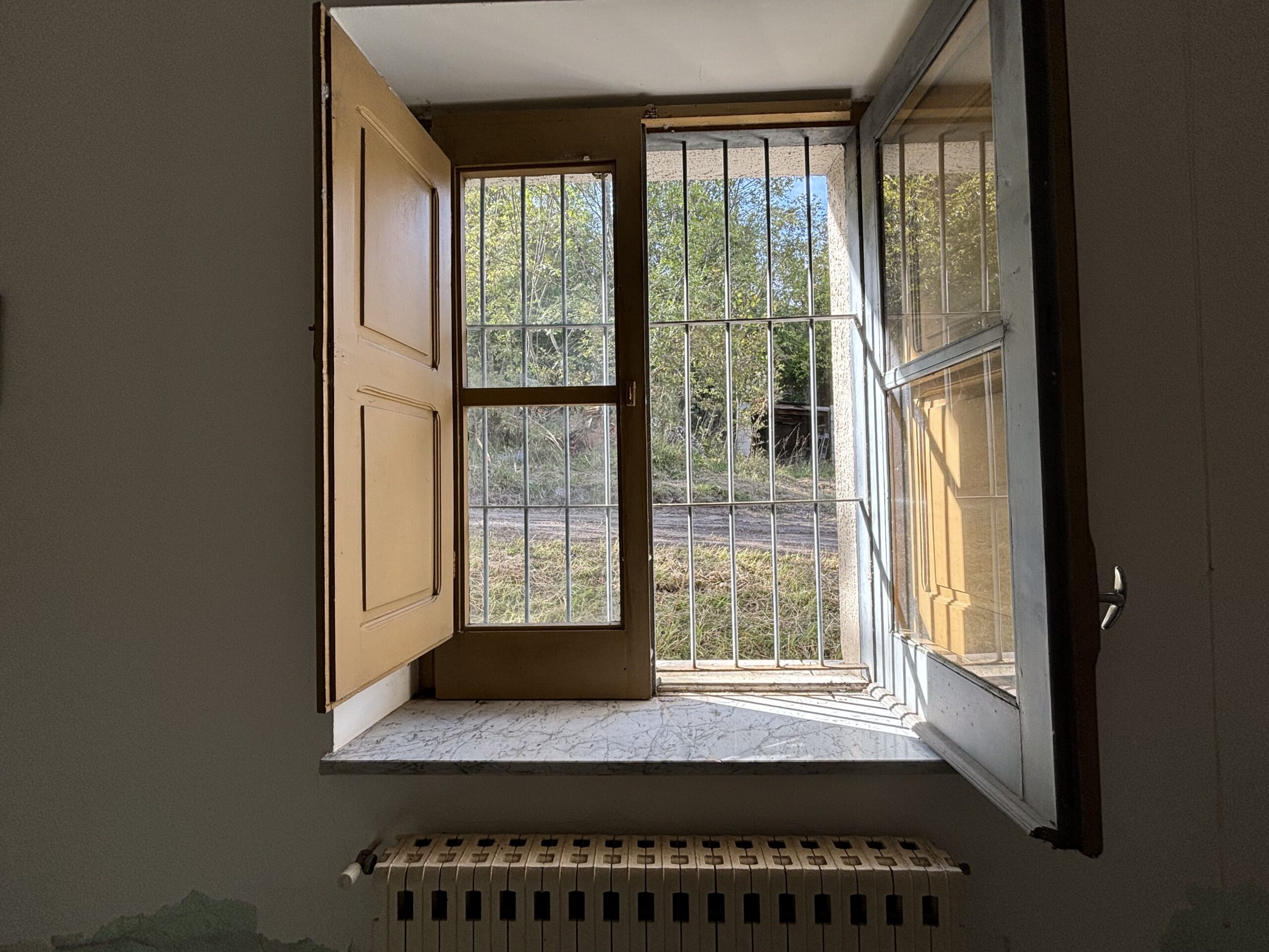 Nemoli-Roccazzo - house to renovate with large garden, surrounded by greenery.