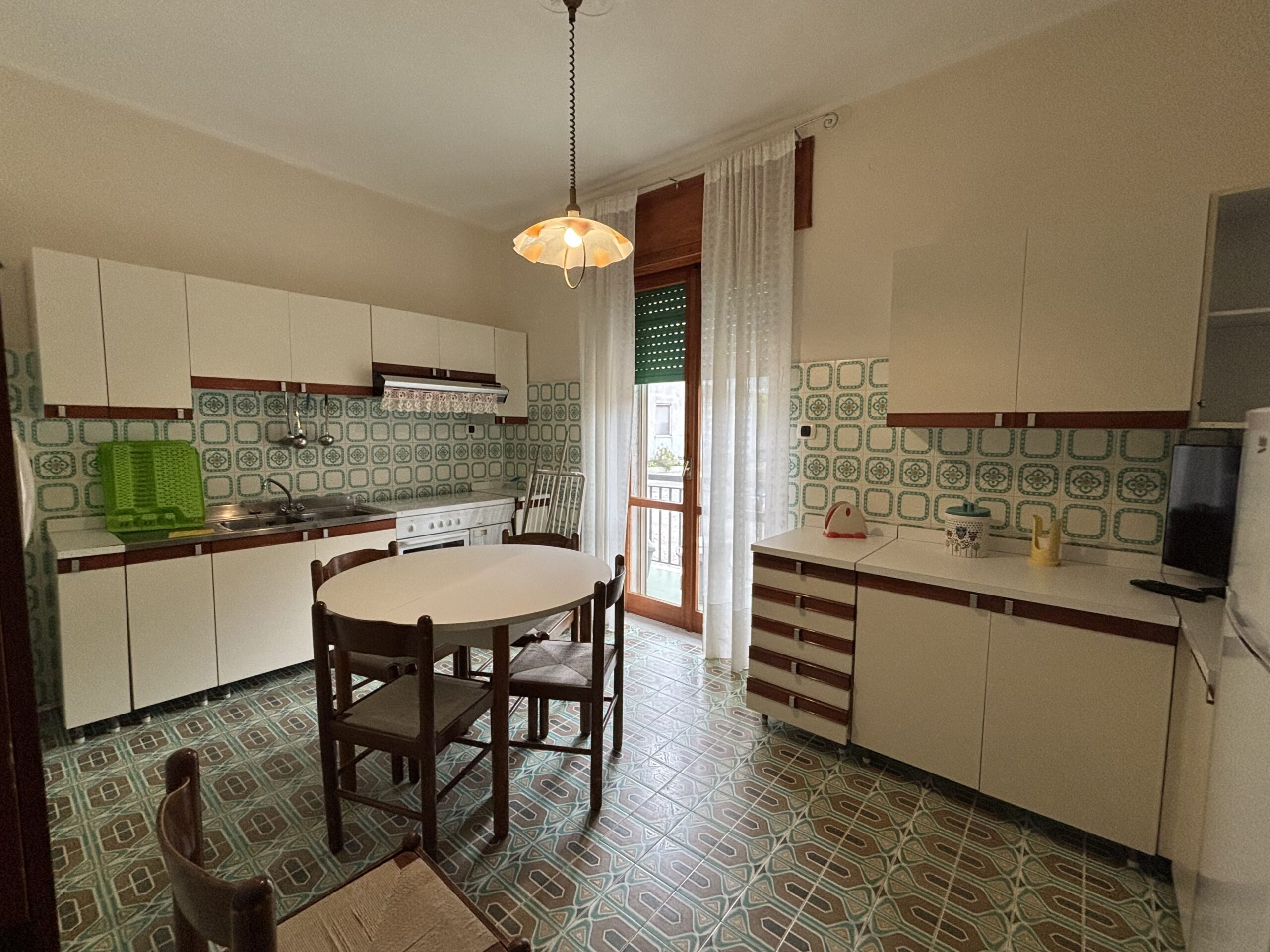 Three-storey house with garage in Santa Rosalia (Acquappesa).