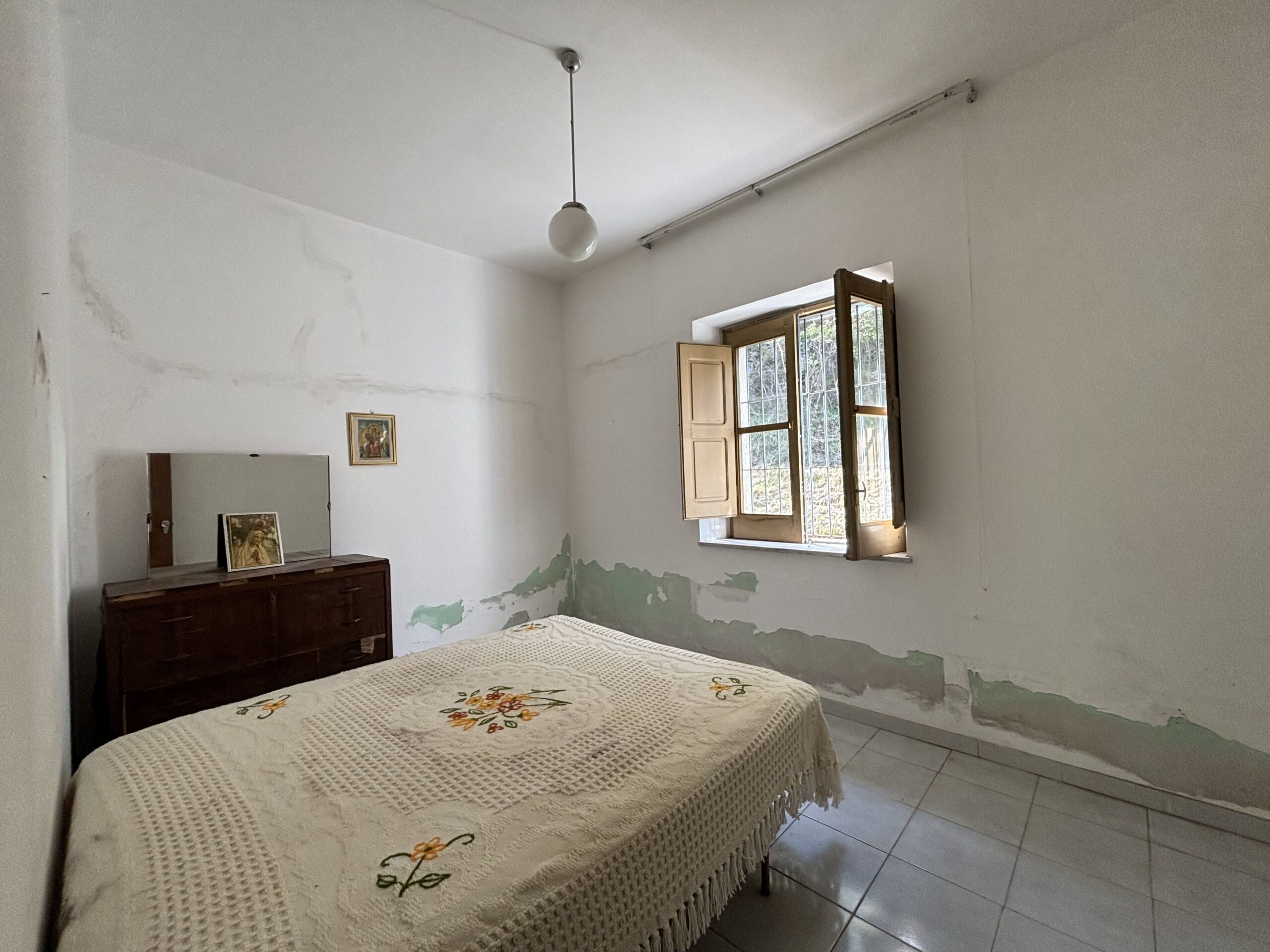 Nemoli-Roccazzo - house to renovate with large garden, surrounded by greenery.