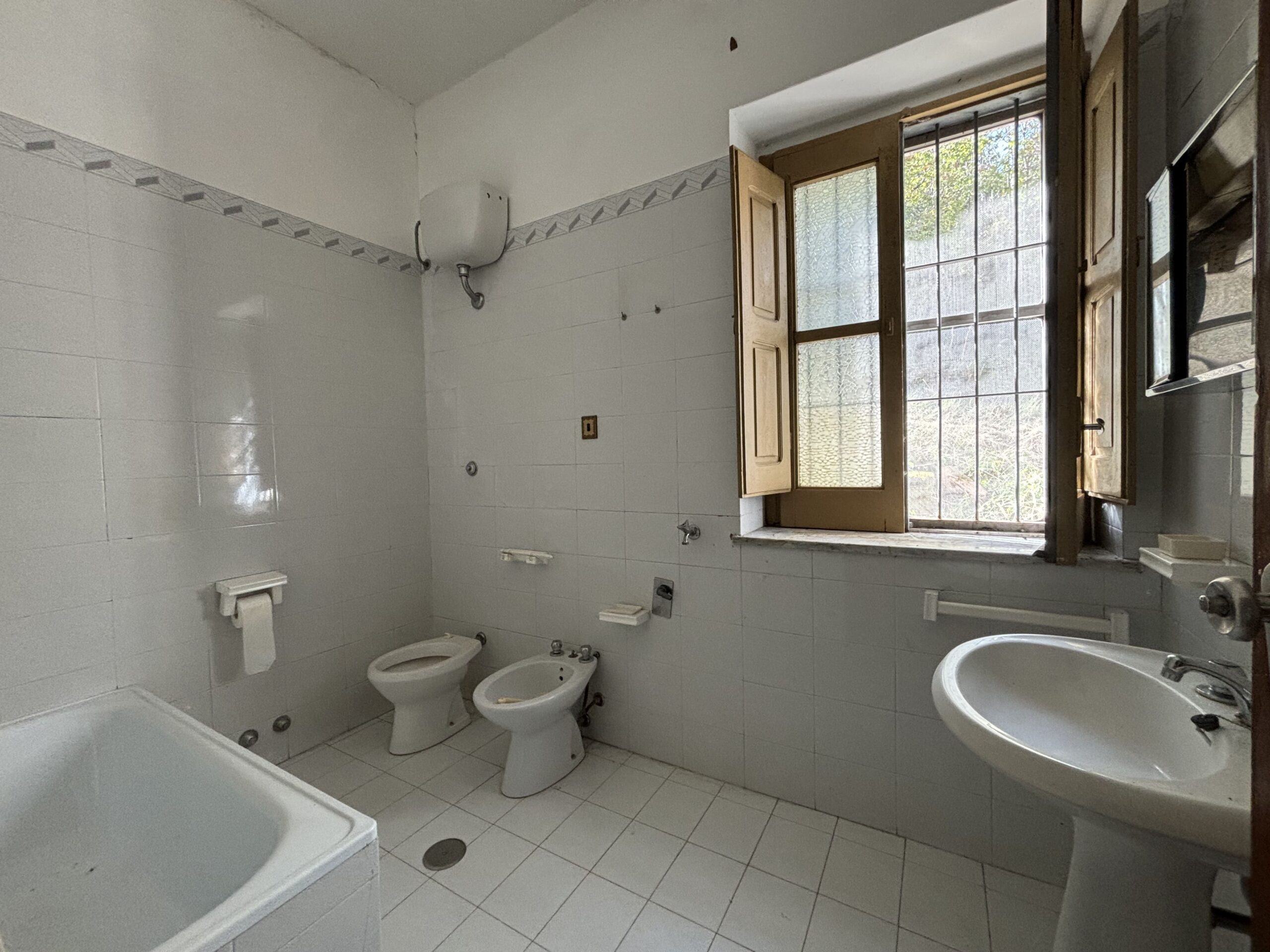 Nemoli-Roccazzo - house to renovate with large garden, surrounded by greenery.