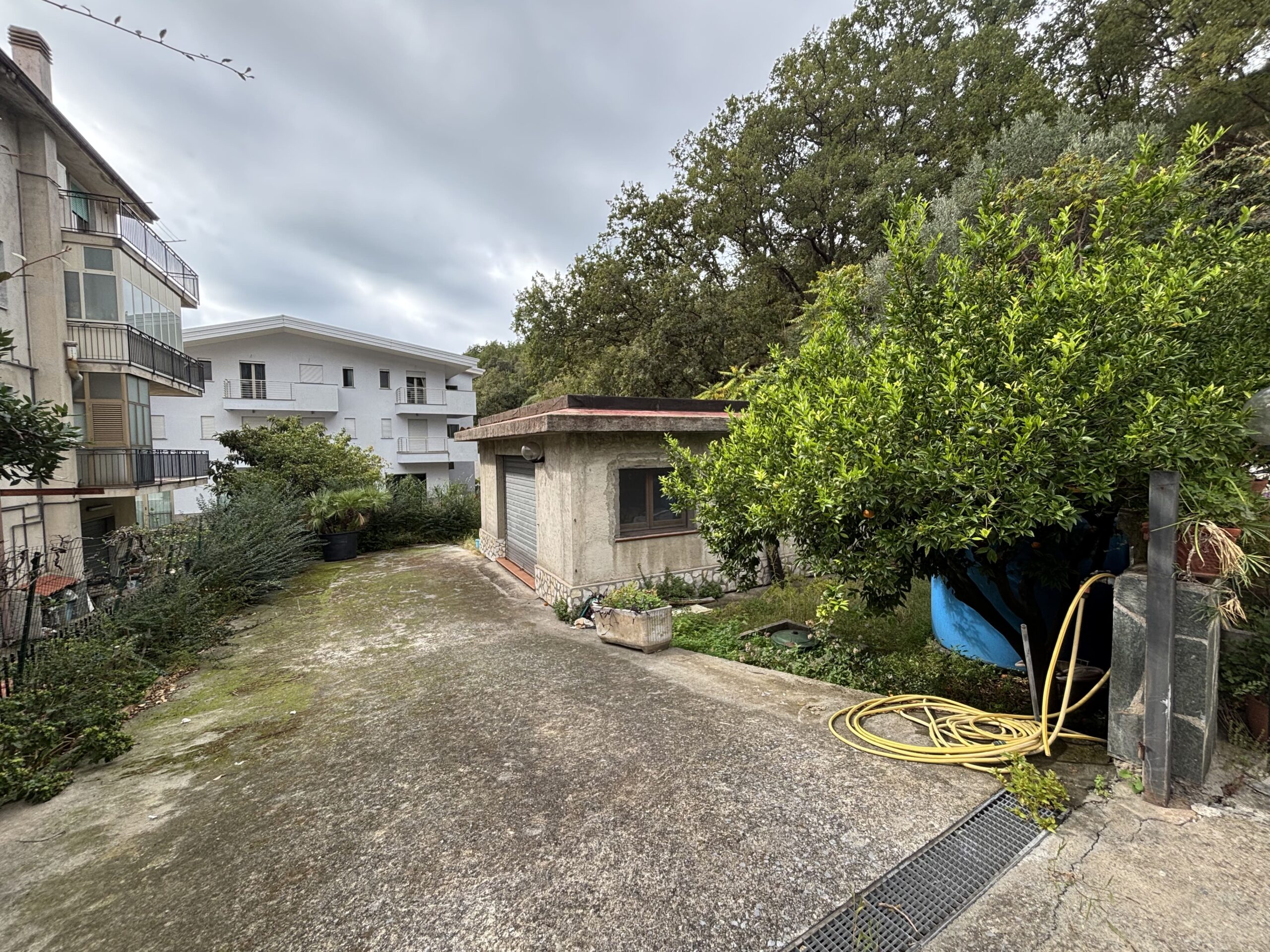 Three-storey house with garage in Santa Rosalia (Acquappesa).