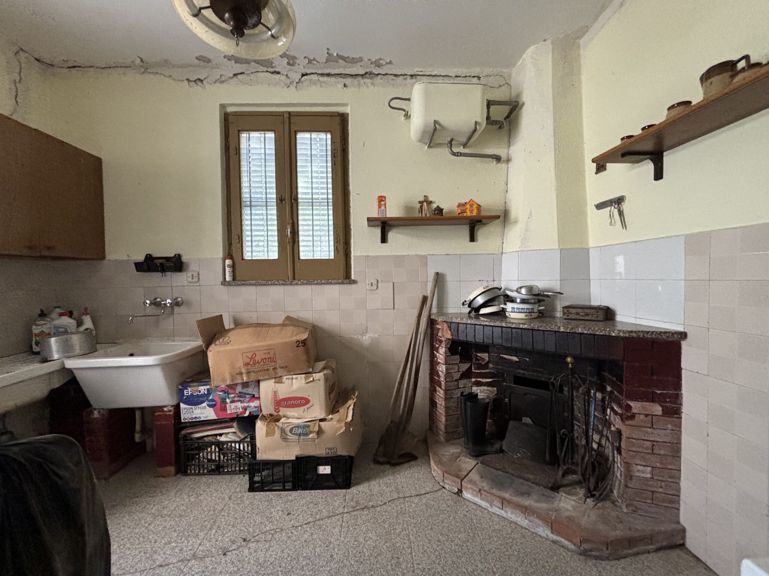 Nemoli-Roccazzo - house to renovate with large garden, surrounded by greenery.