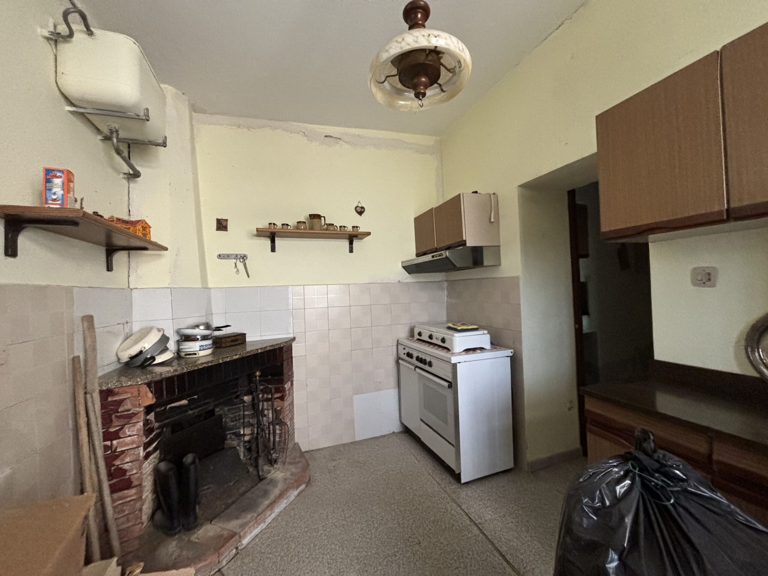 Nemoli-Roccazzo - house to renovate with large garden, surrounded by greenery.