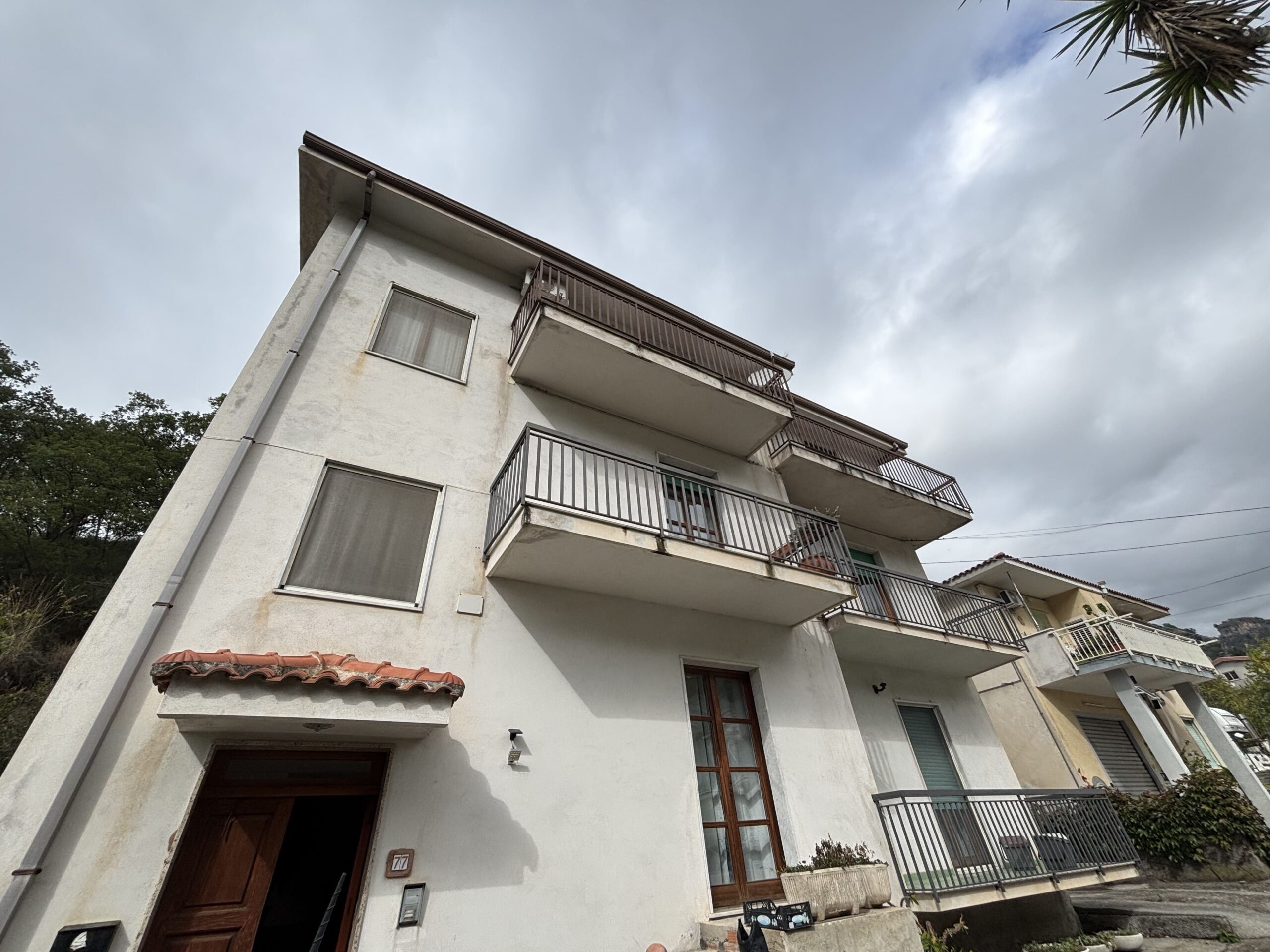 Three-storey house with garage in Santa Rosalia (Acquappesa).