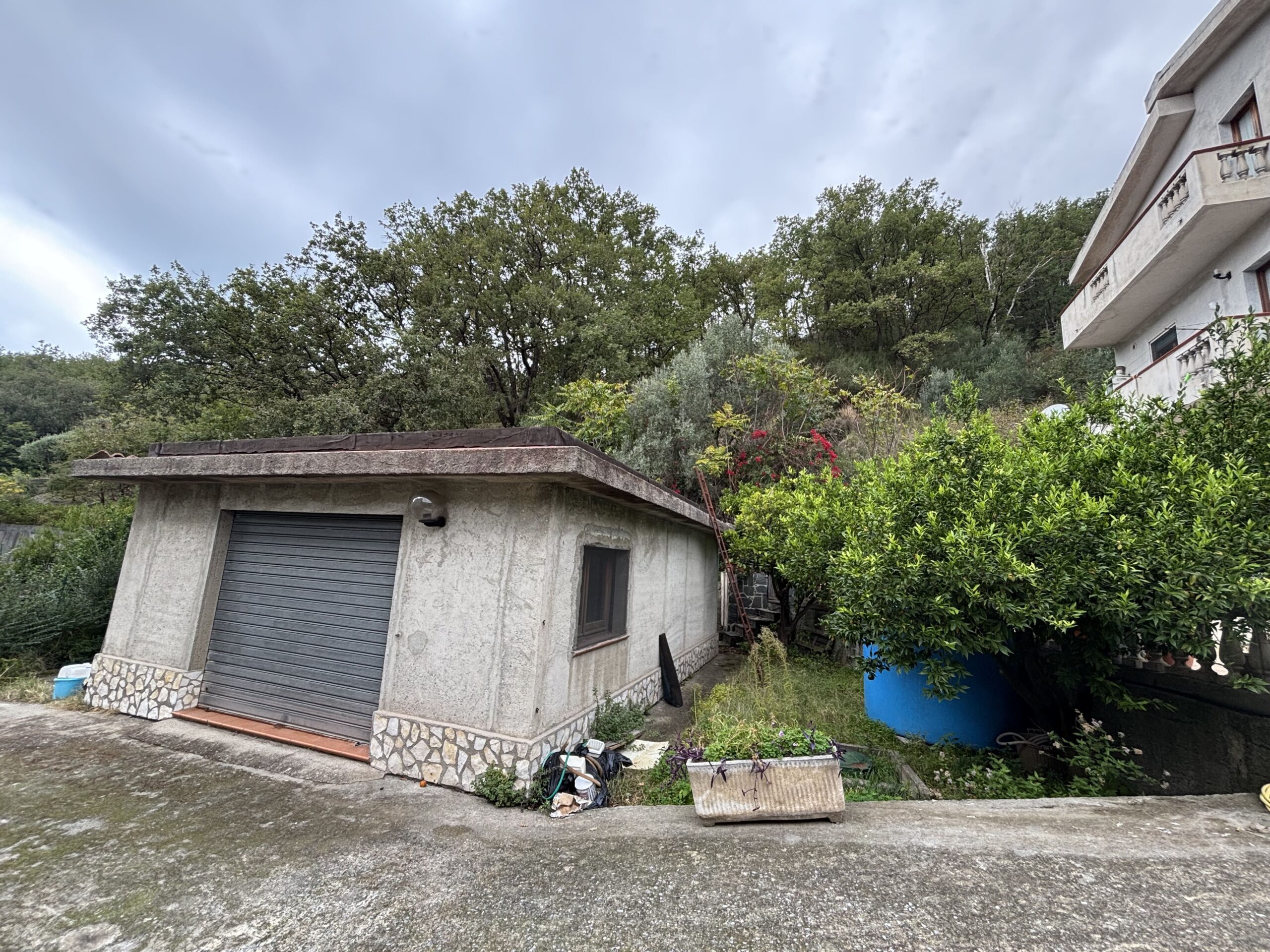 Three-storey house with garage in Santa Rosalia (Acquappesa).