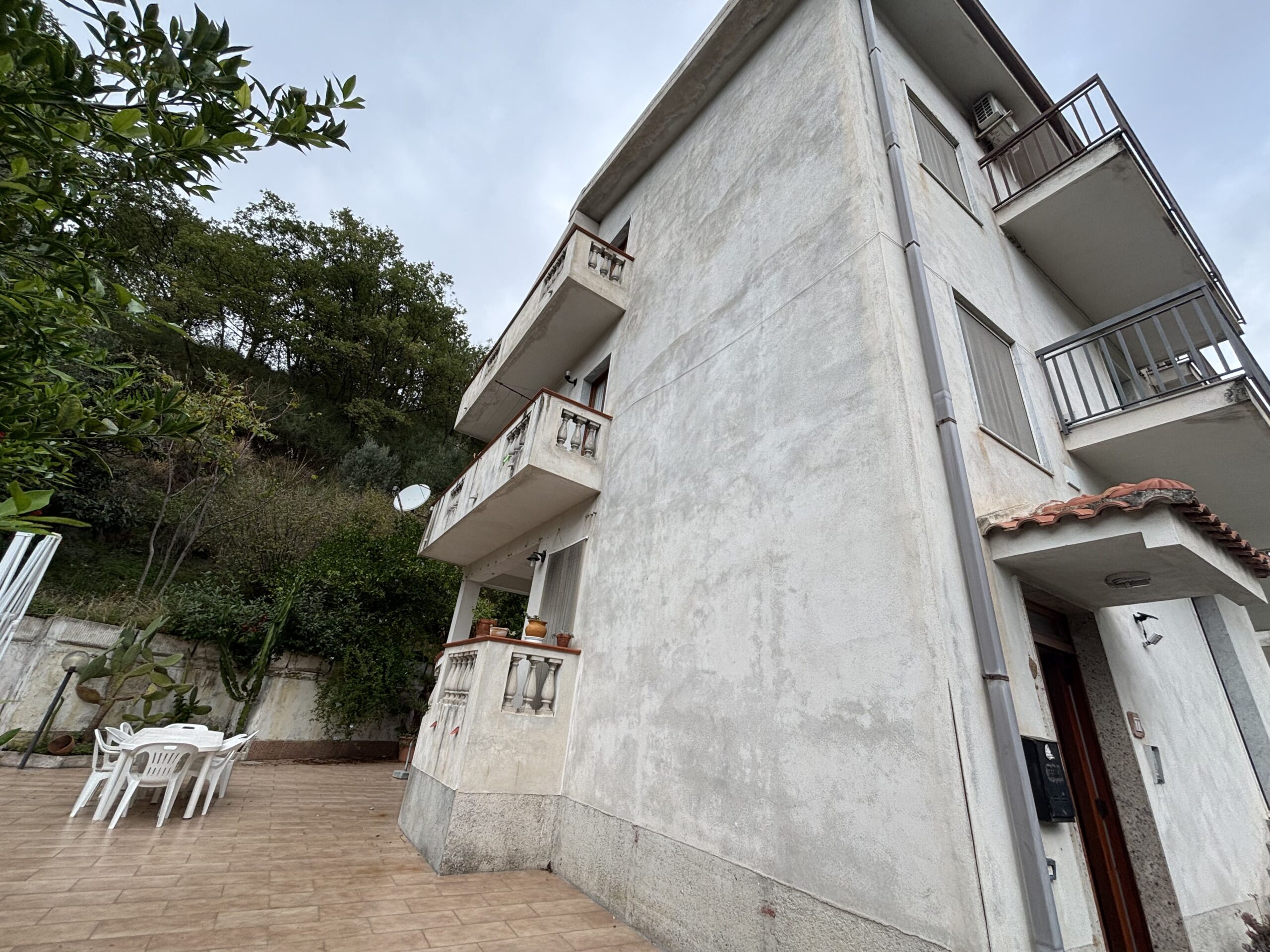 Three-storey house with garage in Santa Rosalia (Acquappesa).