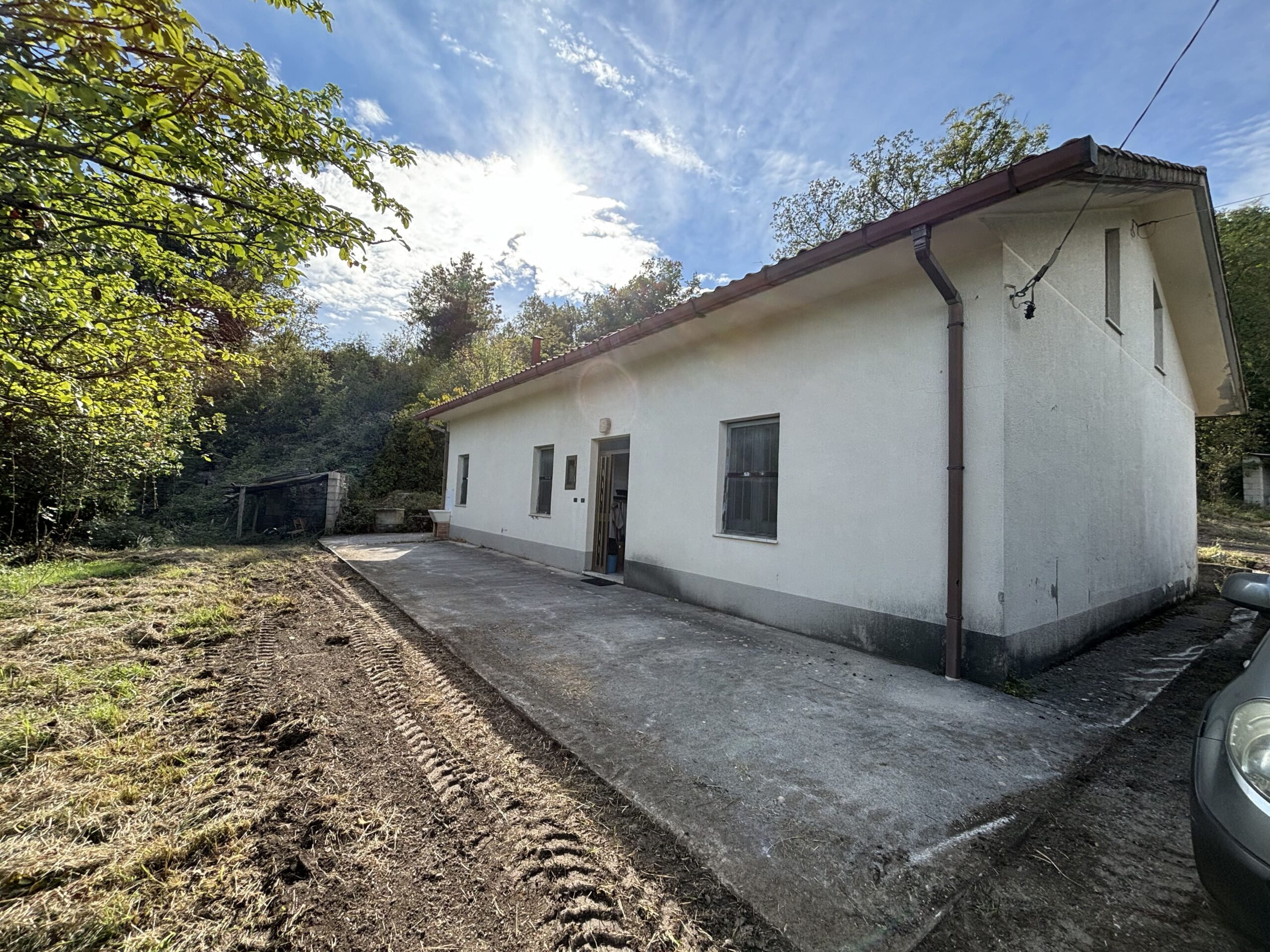 Nemoli-Roccazzo - house to renovate with large garden, surrounded by greenery.