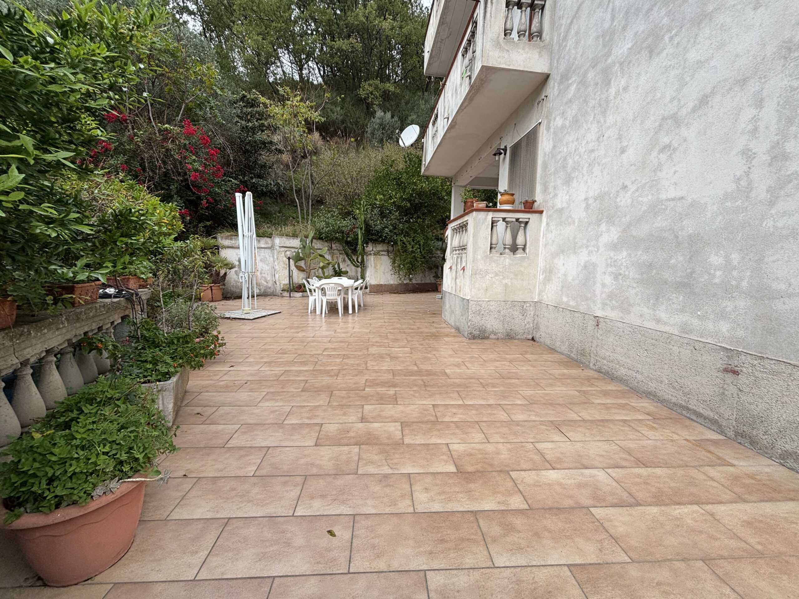 Three-storey house with garage in Santa Rosalia (Acquappesa).