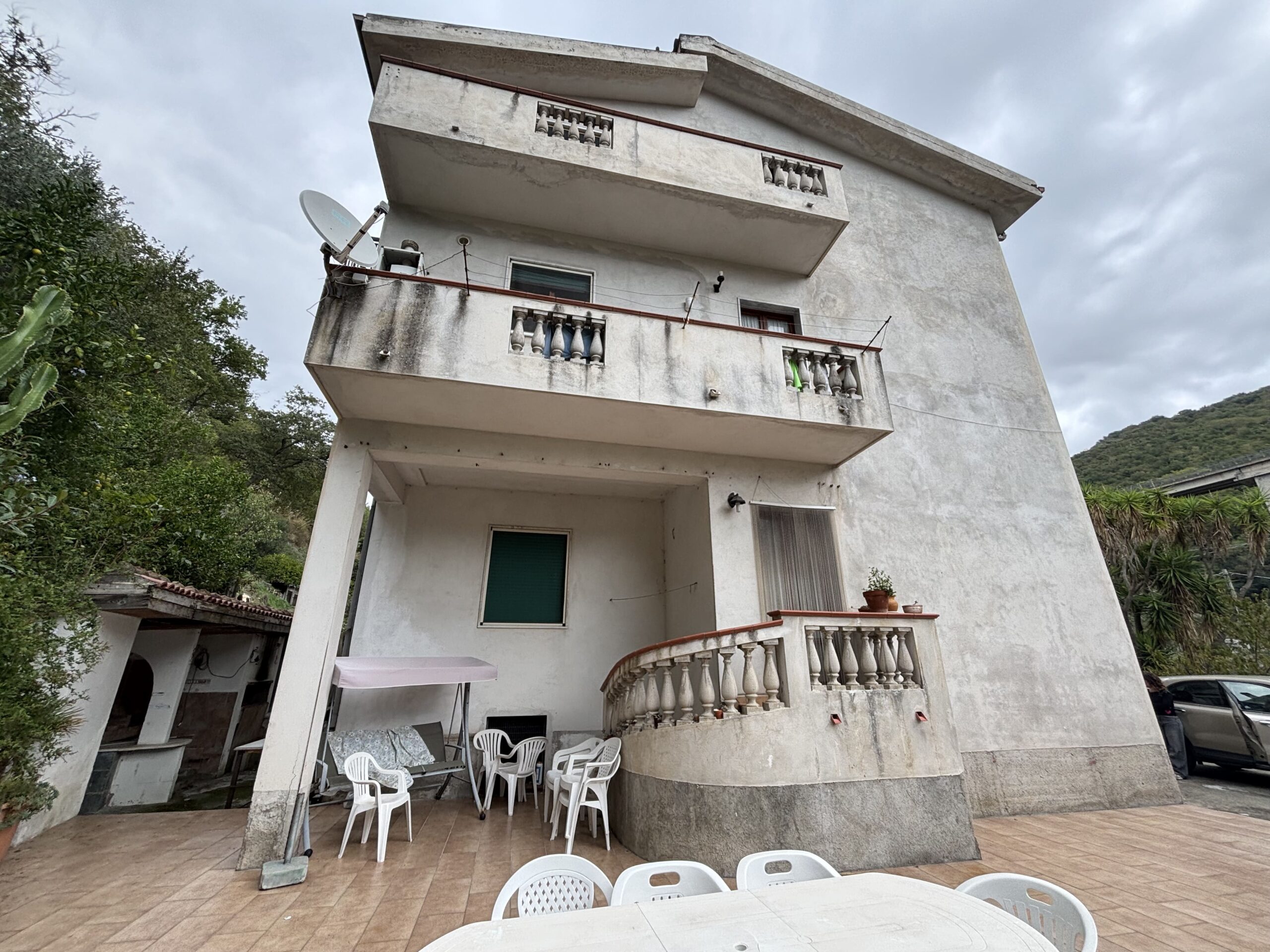 Three-storey house with garage in Santa Rosalia (Acquappesa).