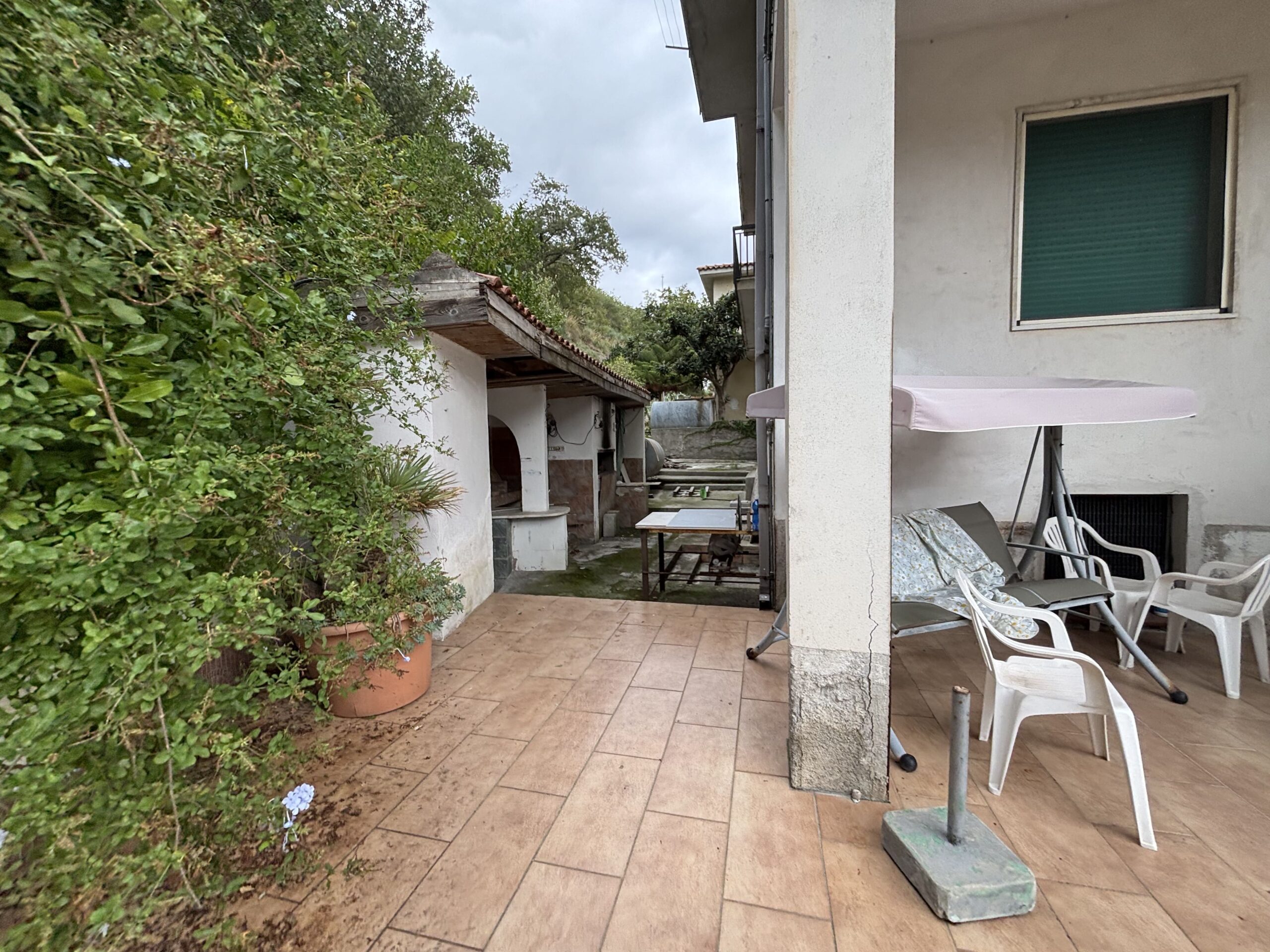 Three-storey house with garage in Santa Rosalia (Acquappesa).