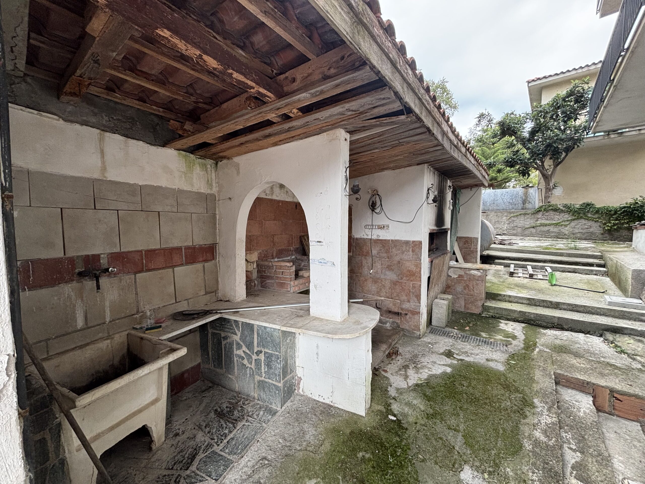 Three-storey house with garage in Santa Rosalia (Acquappesa).