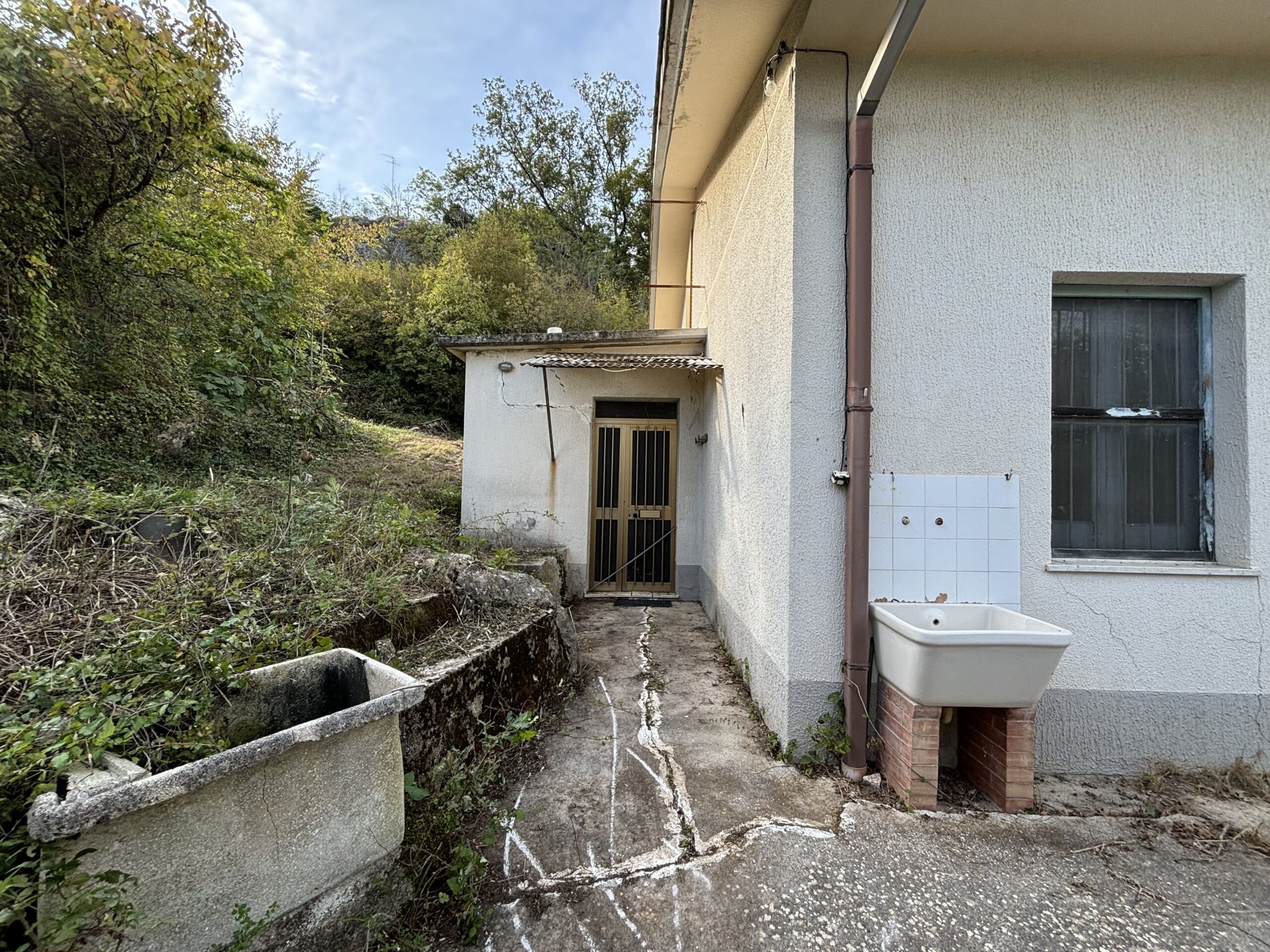 Nemoli-Roccazzo - house to renovate with large garden, surrounded by greenery.