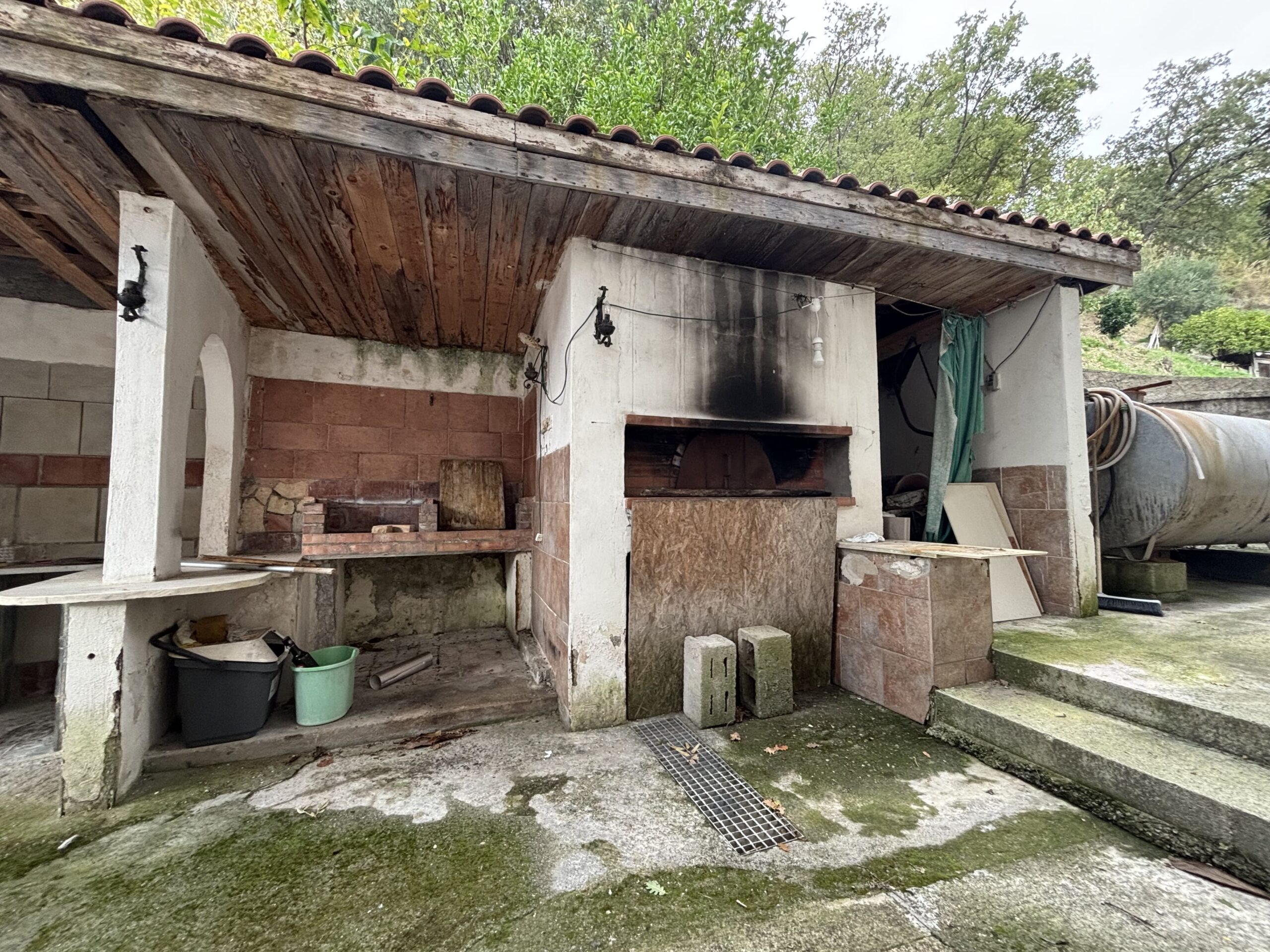 Three-storey house with garage in Santa Rosalia (Acquappesa).