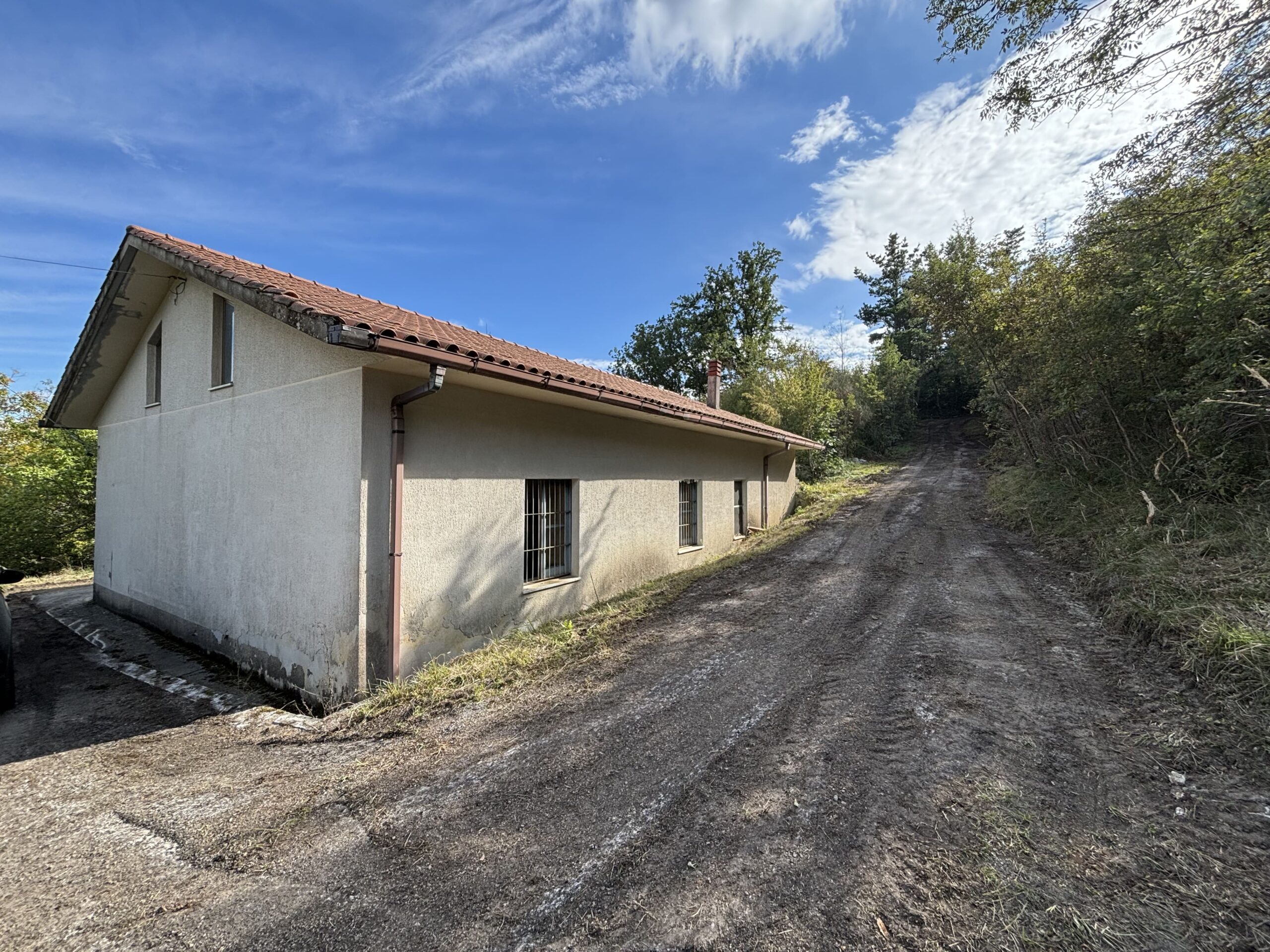Nemoli-Roccazzo - house to renovate with large garden, surrounded by greenery.