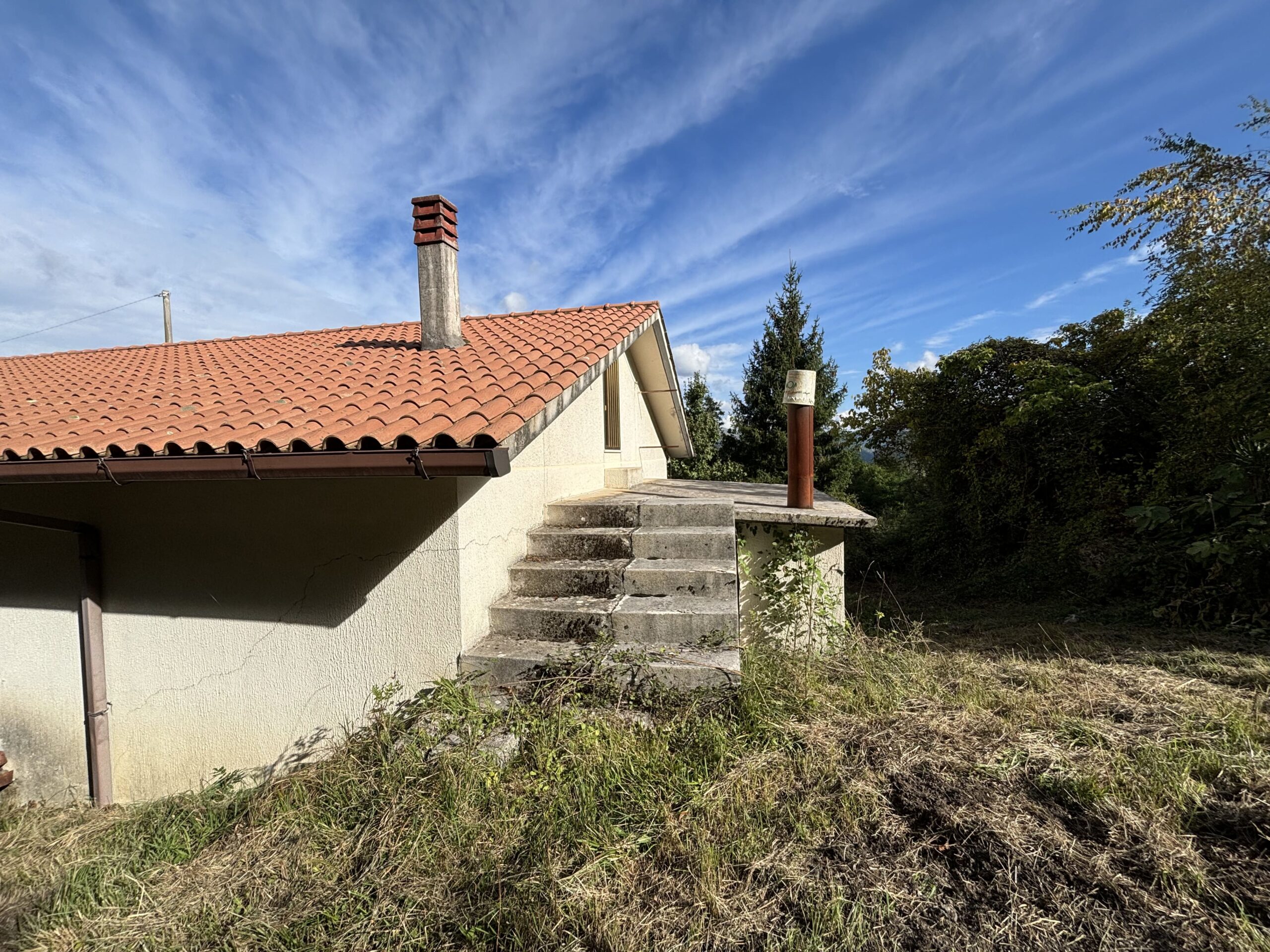 Nemoli-Roccazzo - house to renovate with large garden, surrounded by greenery.